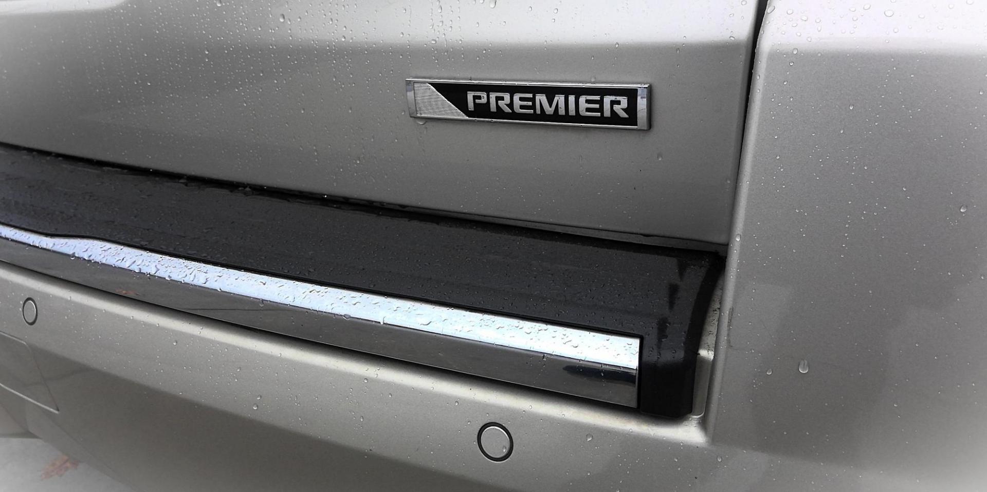 2017 GOLD Chevrolet Suburban Premier 4WD (1GNSKJKCXHR) with an 5.3L V8 OHV 16V engine, 6A transmission, located at 502 S. Riverside Avenue, Medford, OR, 97501, (541) 773-3136, 42.322803, -122.867477 - Photo#4