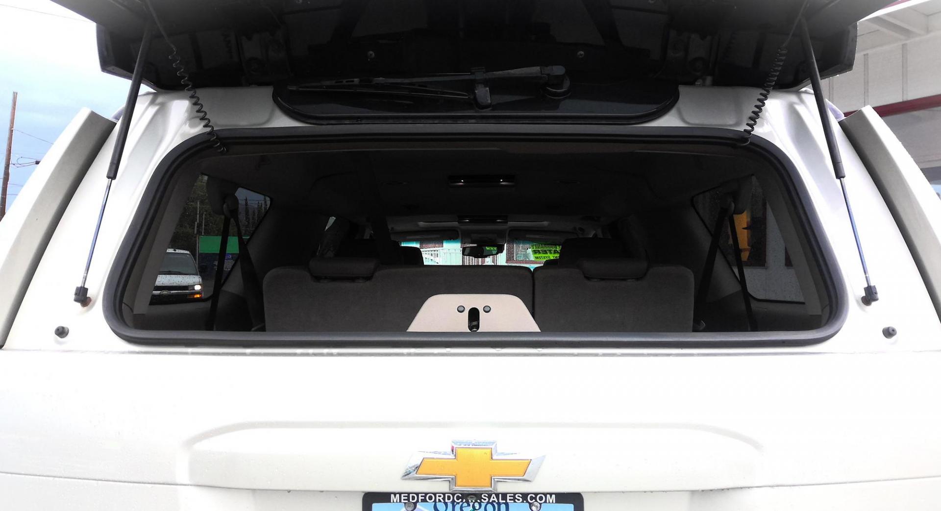 2017 GOLD Chevrolet Suburban Premier 4WD (1GNSKJKCXHR) with an 5.3L V8 OHV 16V engine, 6A transmission, located at 502 S. Riverside Avenue, Medford, OR, 97501, (541) 773-3136, 42.322803, -122.867477 - Photo#5