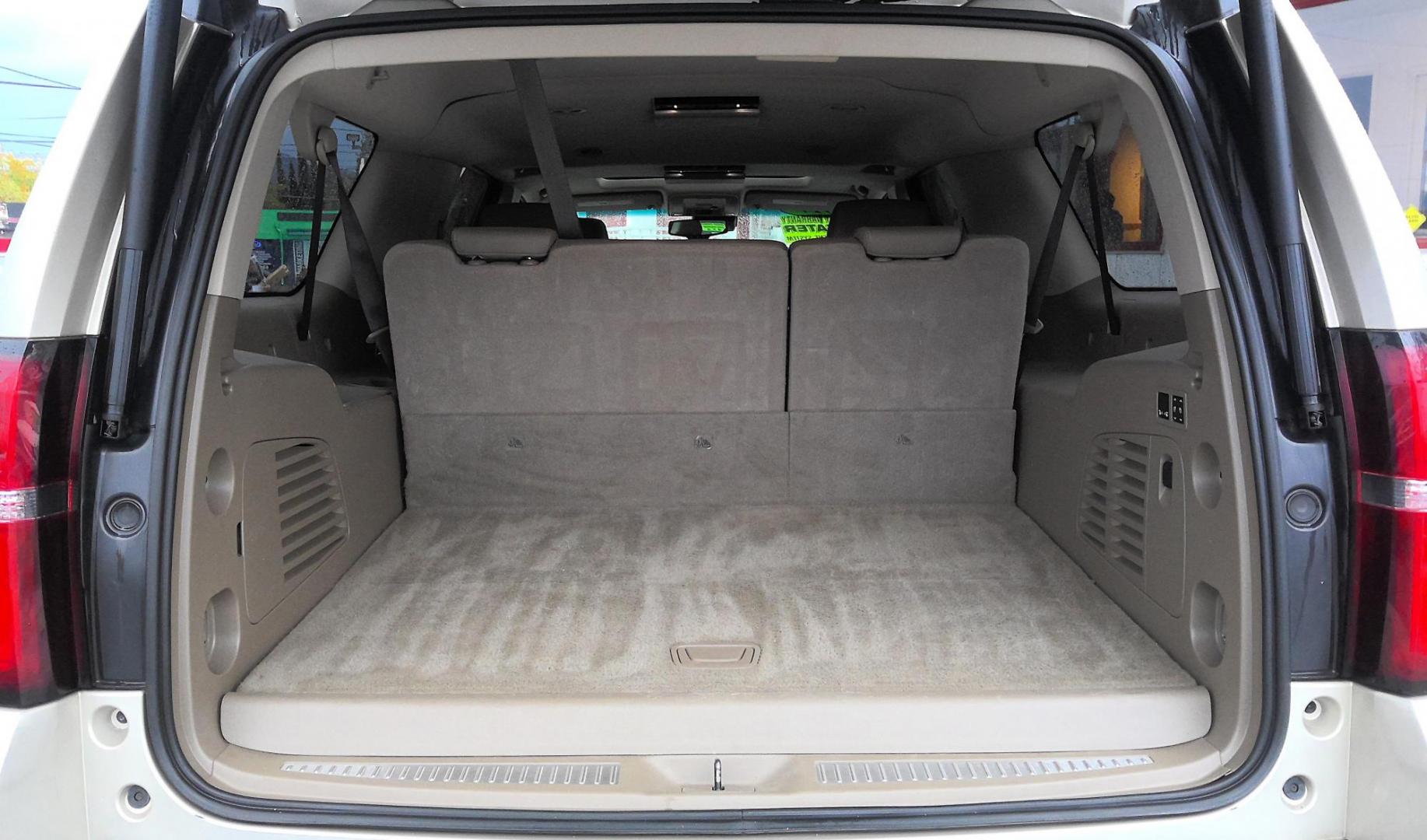 2017 GOLD Chevrolet Suburban Premier 4WD (1GNSKJKCXHR) with an 5.3L V8 OHV 16V engine, 6A transmission, located at 502 S. Riverside Avenue, Medford, OR, 97501, (541) 773-3136, 42.322803, -122.867477 - Photo#6