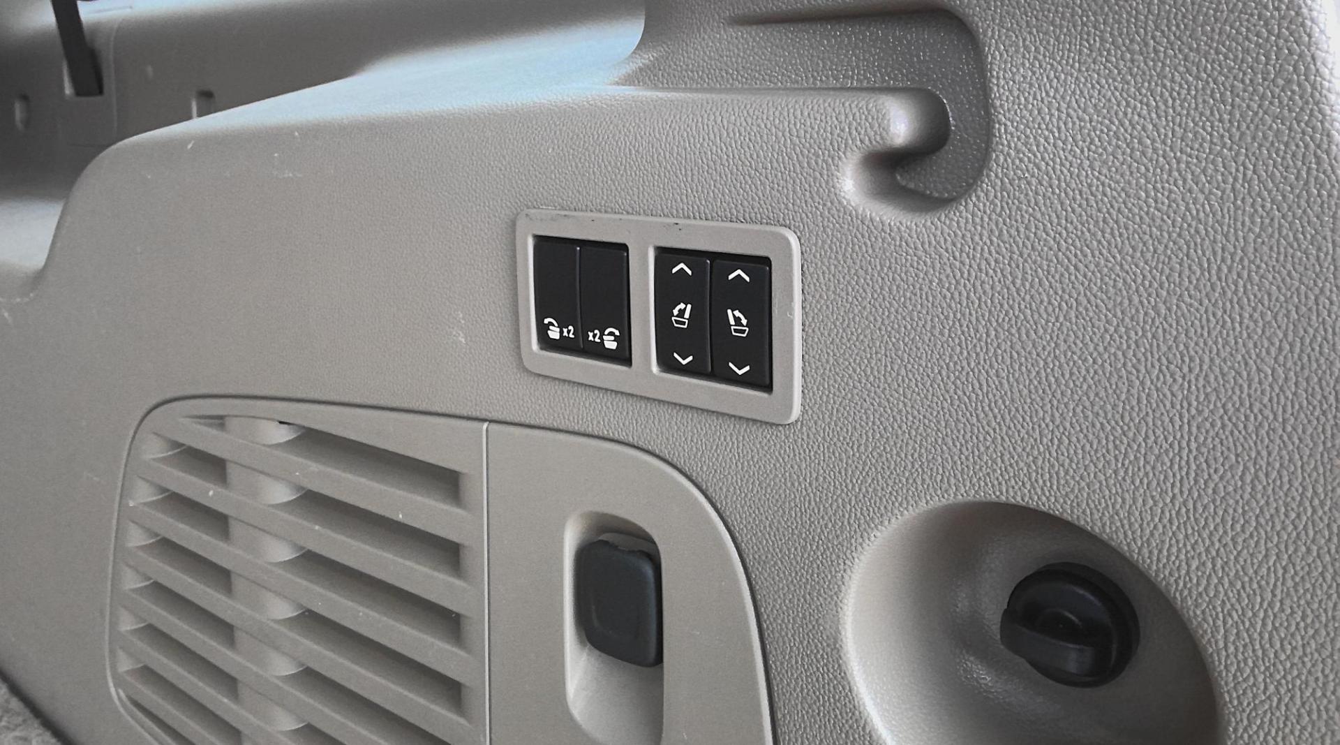 2017 GOLD Chevrolet Suburban Premier 4WD (1GNSKJKCXHR) with an 5.3L V8 OHV 16V engine, 6A transmission, located at 502 S. Riverside Avenue, Medford, OR, 97501, (541) 773-3136, 42.322803, -122.867477 - Photo#9