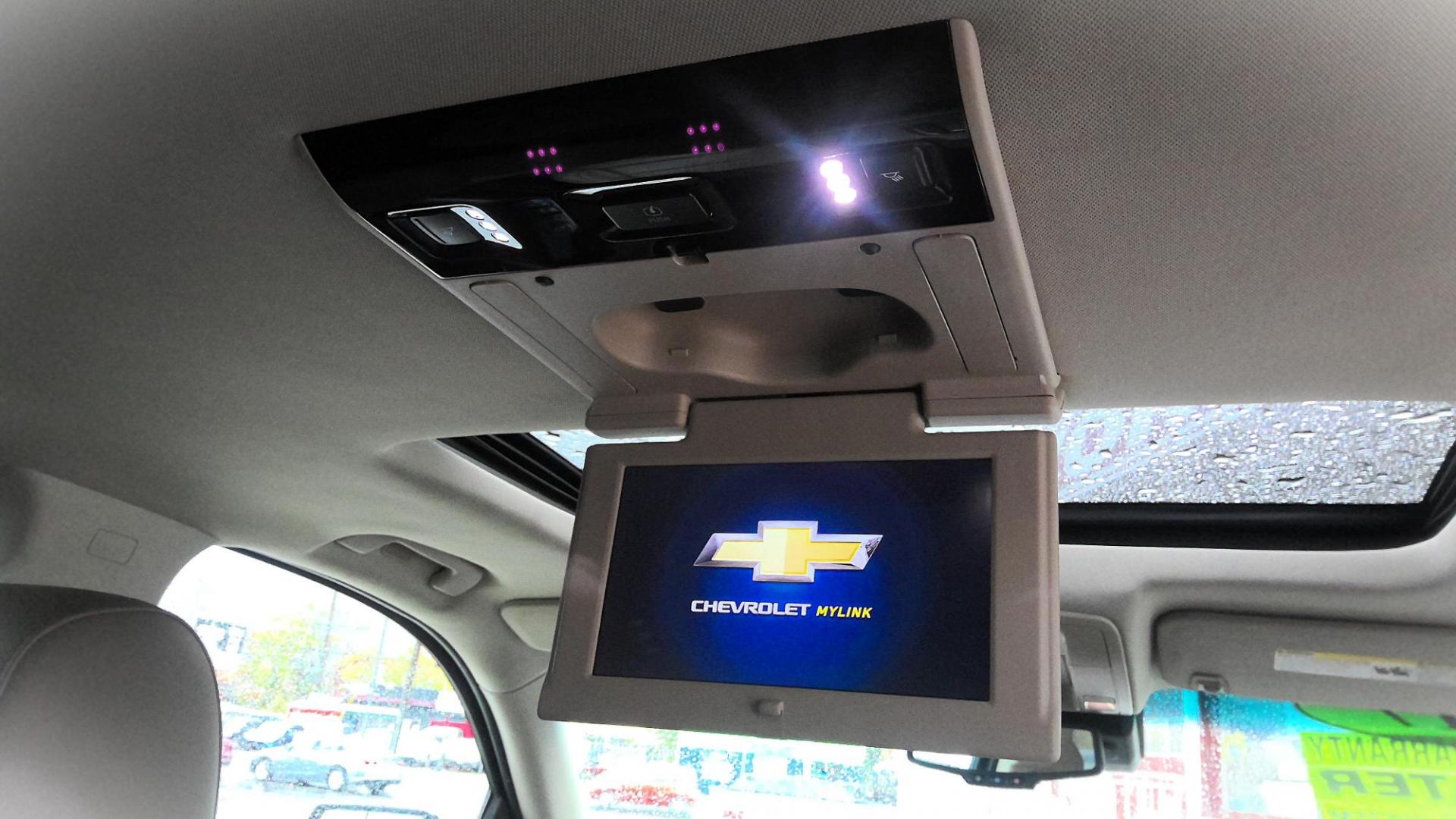 2017 GOLD Chevrolet Suburban Premier 4WD (1GNSKJKCXHR) with an 5.3L V8 OHV 16V engine, 6A transmission, located at 502 S. Riverside Avenue, Medford, OR, 97501, (541) 773-3136, 42.322803, -122.867477 - Photo#13