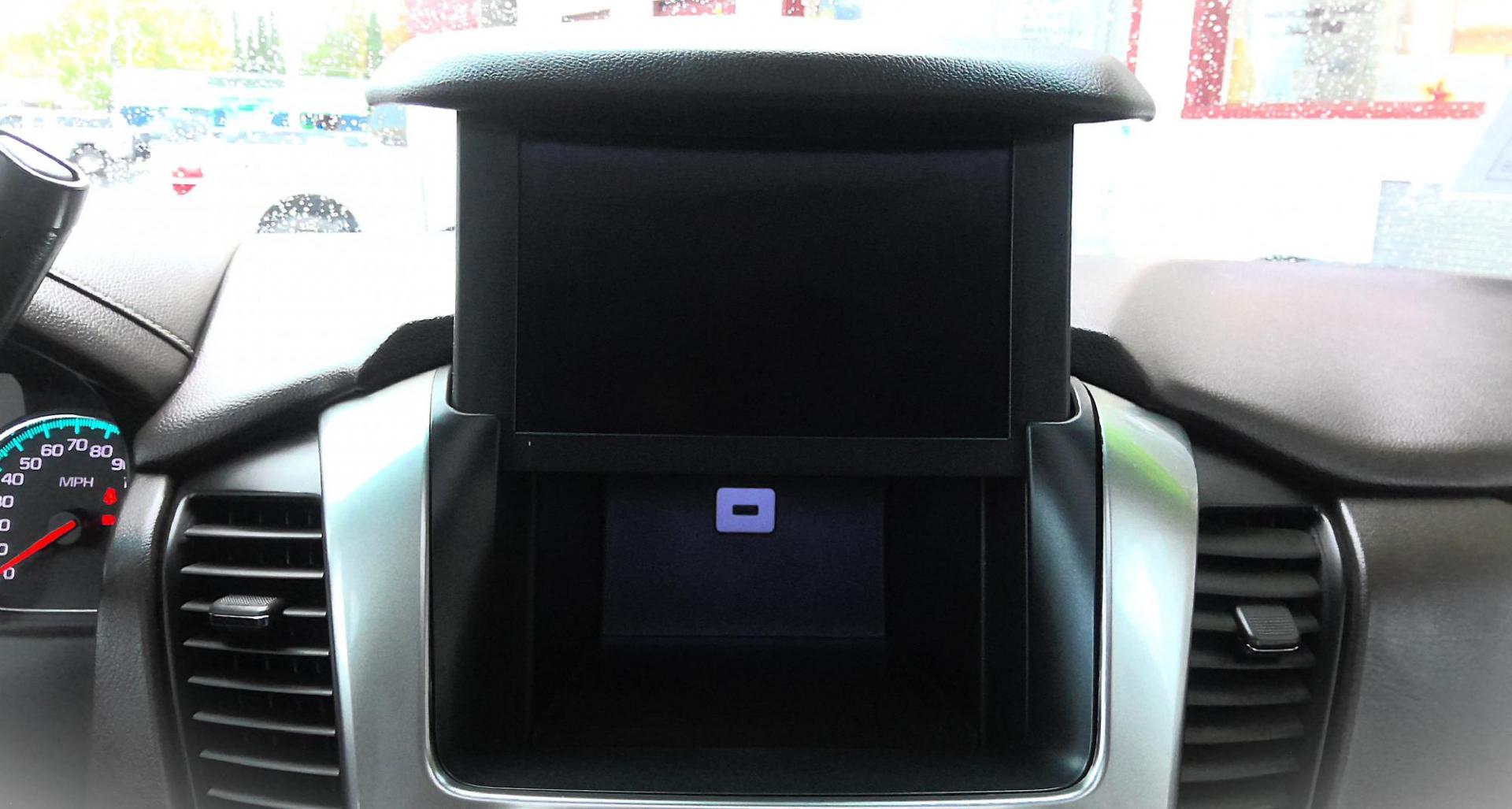 2017 GOLD Chevrolet Suburban Premier 4WD (1GNSKJKCXHR) with an 5.3L V8 OHV 16V engine, 6A transmission, located at 502 S. Riverside Avenue, Medford, OR, 97501, (541) 773-3136, 42.322803, -122.867477 - Photo#17