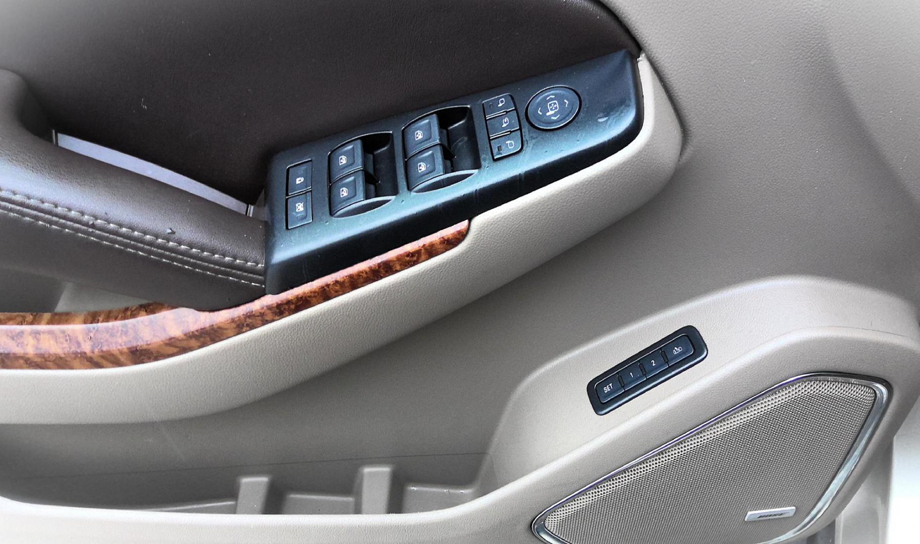 2017 GOLD Chevrolet Suburban Premier 4WD (1GNSKJKCXHR) with an 5.3L V8 OHV 16V engine, 6A transmission, located at 502 S. Riverside Avenue, Medford, OR, 97501, (541) 773-3136, 42.322803, -122.867477 - Photo#20