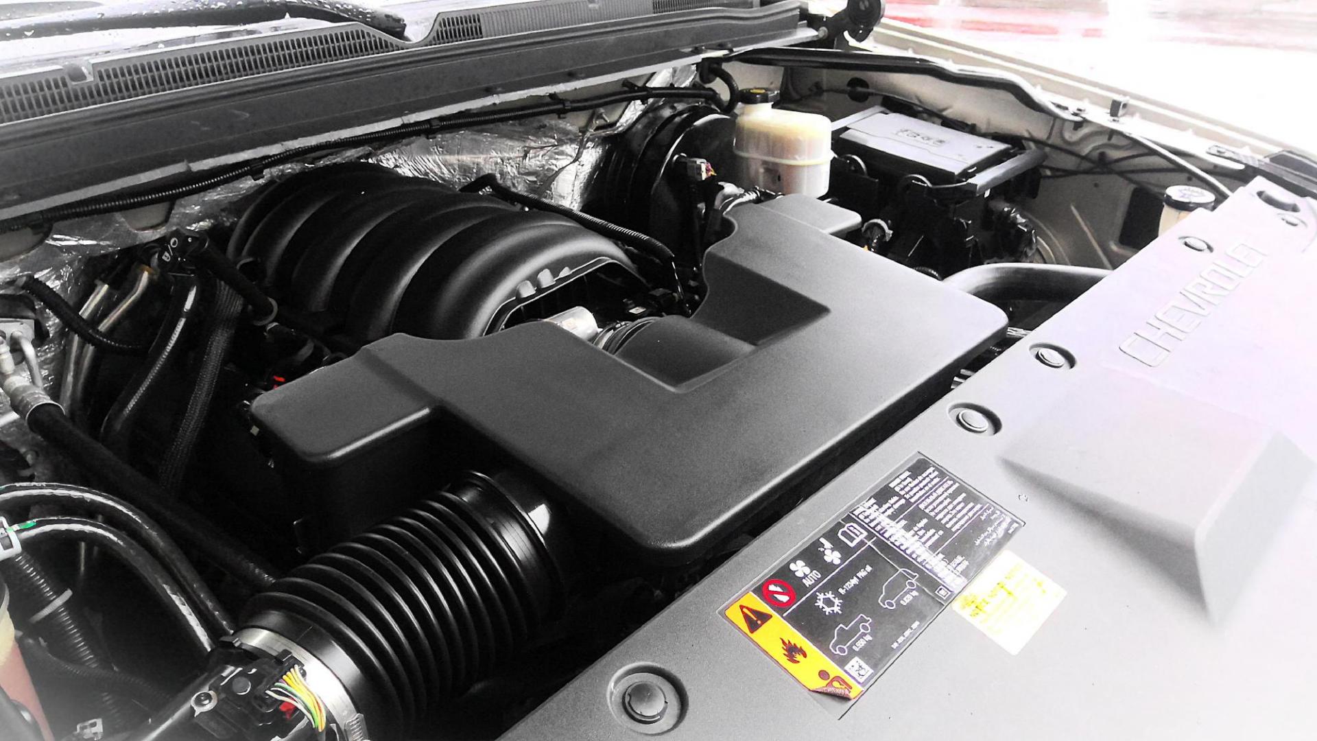 2017 GOLD Chevrolet Suburban Premier 4WD (1GNSKJKCXHR) with an 5.3L V8 OHV 16V engine, 6A transmission, located at 502 S. Riverside Avenue, Medford, OR, 97501, (541) 773-3136, 42.322803, -122.867477 - Photo#23