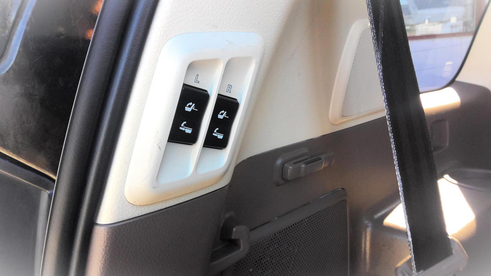 2016 BLACK Lexus GX 460 Luxury (JTJJM7FX4G5) with an 4.6L V8 DOHC 32V engine, 6A transmission, located at 502 S. Riverside Avenue, Medford, OR, 97501, (541) 773-3136, 42.322803, -122.867477 - Photo#9