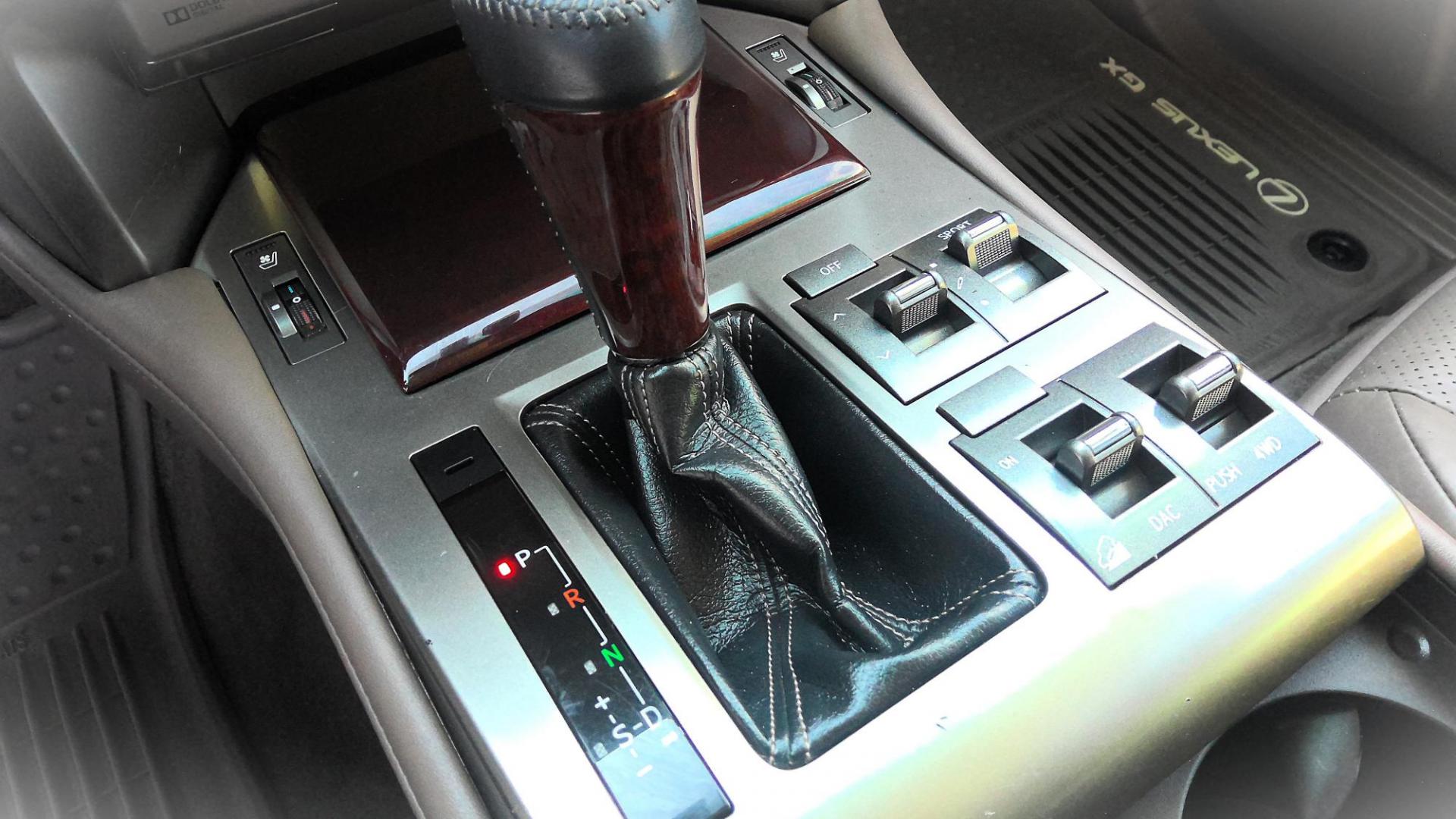 2016 BLACK Lexus GX 460 Luxury (JTJJM7FX4G5) with an 4.6L V8 DOHC 32V engine, 6A transmission, located at 502 S. Riverside Avenue, Medford, OR, 97501, (541) 773-3136, 42.322803, -122.867477 - Photo#17