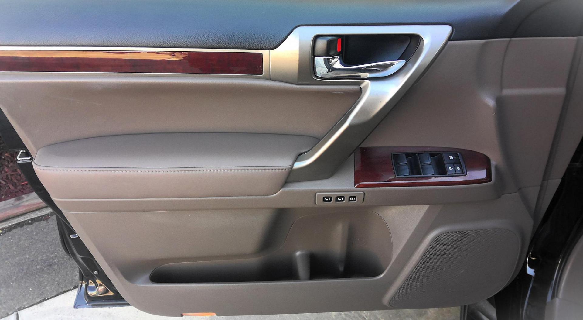 2016 BLACK Lexus GX 460 Luxury (JTJJM7FX4G5) with an 4.6L V8 DOHC 32V engine, 6A transmission, located at 502 S. Riverside Avenue, Medford, OR, 97501, (541) 773-3136, 42.322803, -122.867477 - Photo#18