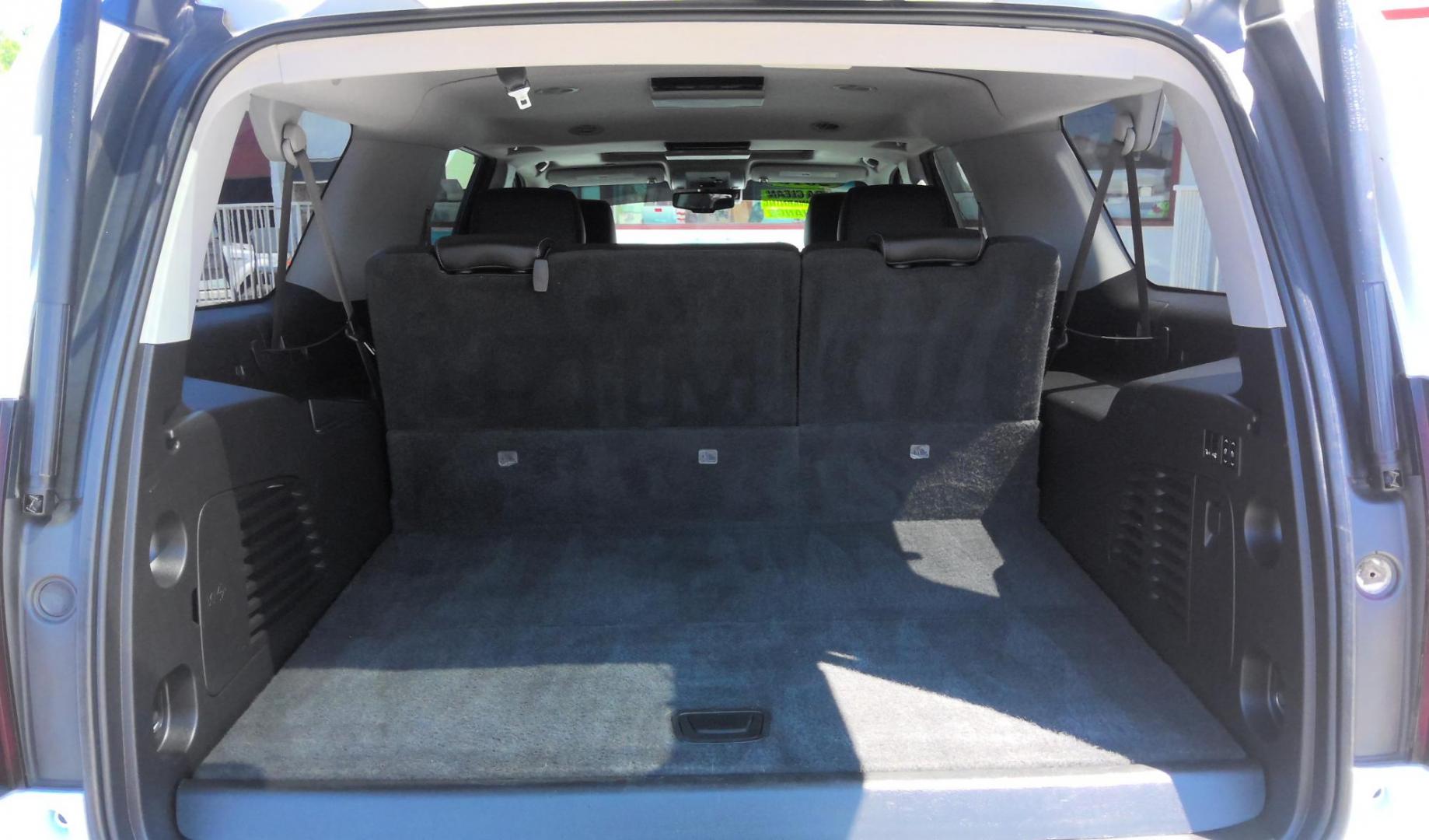 2015 WHITE Chevrolet Suburban LT 1500 4WD (1GNSKJKC6FR) with an 5.3L V8 OHV 16V engine, 6-Speed Automatic transmission, located at 502 S. Riverside Avenue, Medford, OR, 97501, (541) 773-3136, 42.322803, -122.867477 - Photo#3
