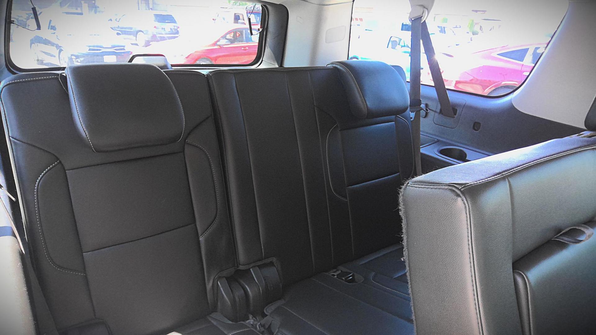 2015 WHITE Chevrolet Suburban LT 1500 4WD (1GNSKJKC6FR) with an 5.3L V8 OHV 16V engine, 6-Speed Automatic transmission, located at 502 S. Riverside Avenue, Medford, OR, 97501, (541) 773-3136, 42.322803, -122.867477 - Photo#5