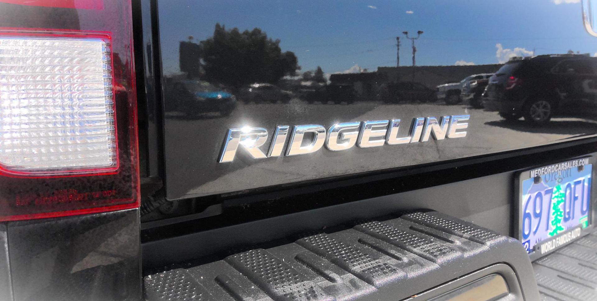 2017 BLACK Honda Ridgeline Black Edition AWD (5FPYK3F86HB) with an 3.5L V6 SOHC 24V engine, 6A transmission, located at 502 S. Riverside Avenue, Medford, OR, 97501, (541) 773-3136, 42.322803, -122.867477 - Photo#3