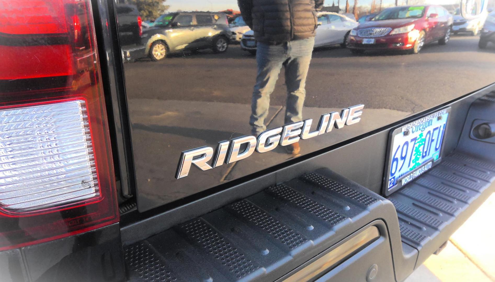 2017 BLACK Honda Ridgeline Black Edition AWD (5FPYK3F86HB) with an 3.5L V6 SOHC 24V engine, 6A transmission, located at 502 S. Riverside Avenue, Medford, OR, 97501, (541) 773-3136, 42.322803, -122.867477 - Photo#4