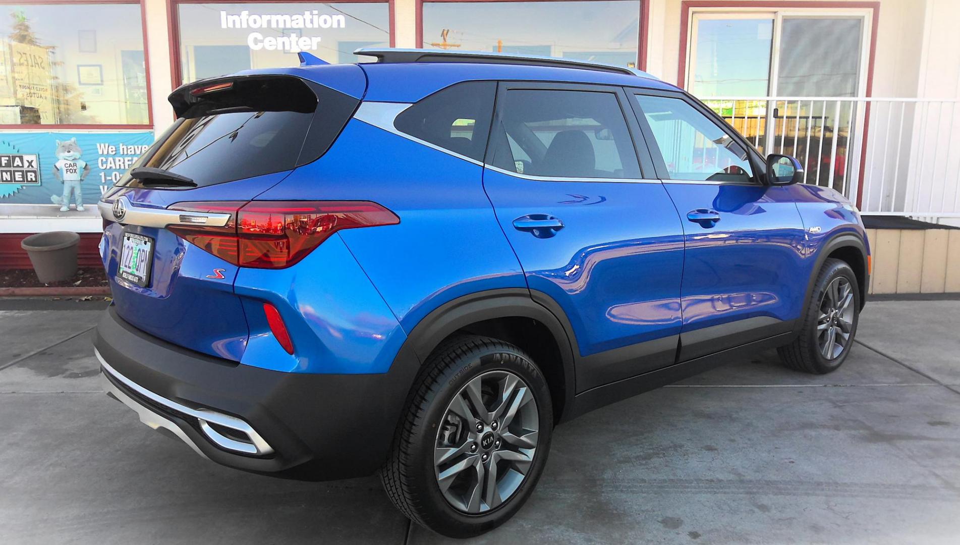 2021 BLUE Kia Seltos S AWD (KNDEUCAA0M7) with an 2.0L L4 DOHC 16V engine, CVT transmission, located at 502 S. Riverside Avenue, Medford, OR, 97501, (541) 773-3136, 42.322803, -122.867477 - Photo#2