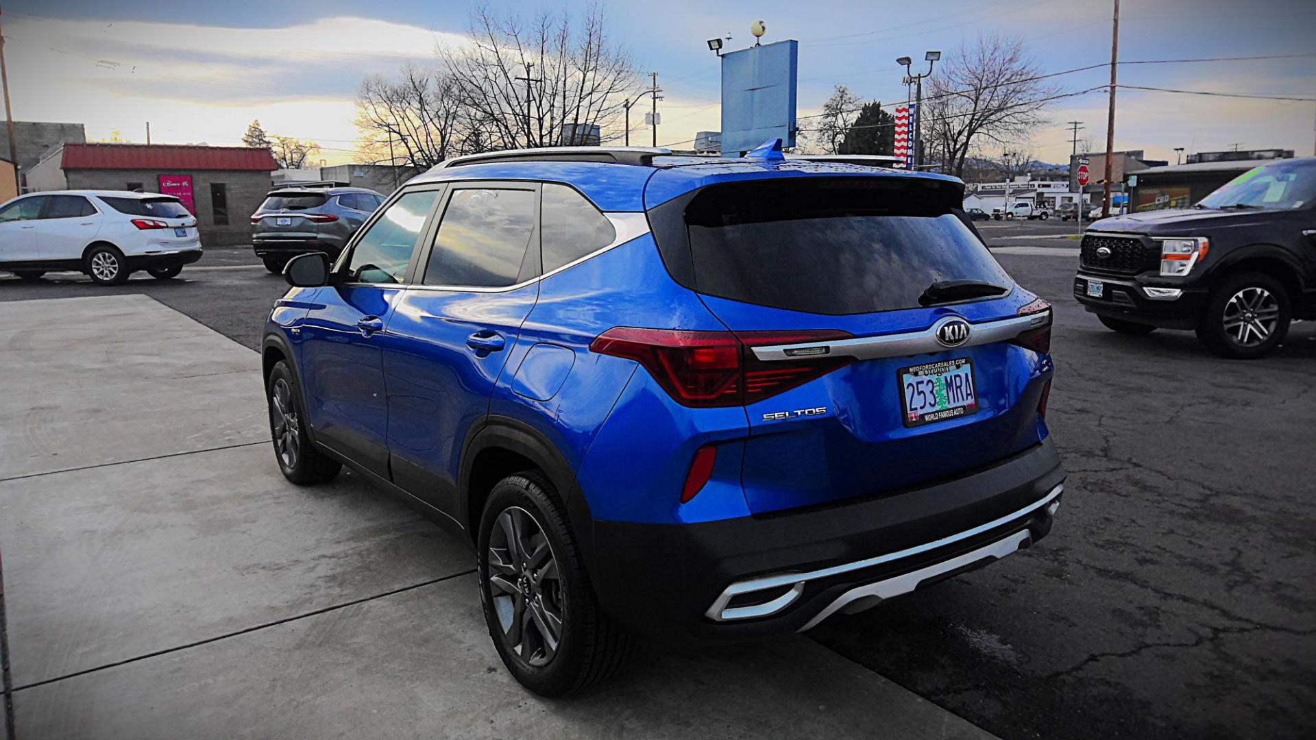 2021 BLUE Kia Seltos S AWD (KNDEUCAA0M7) with an 2.0L L4 DOHC 16V engine, CVT transmission, located at 502 S. Riverside Avenue, Medford, OR, 97501, (541) 773-3136, 42.322803, -122.867477 - Photo#2