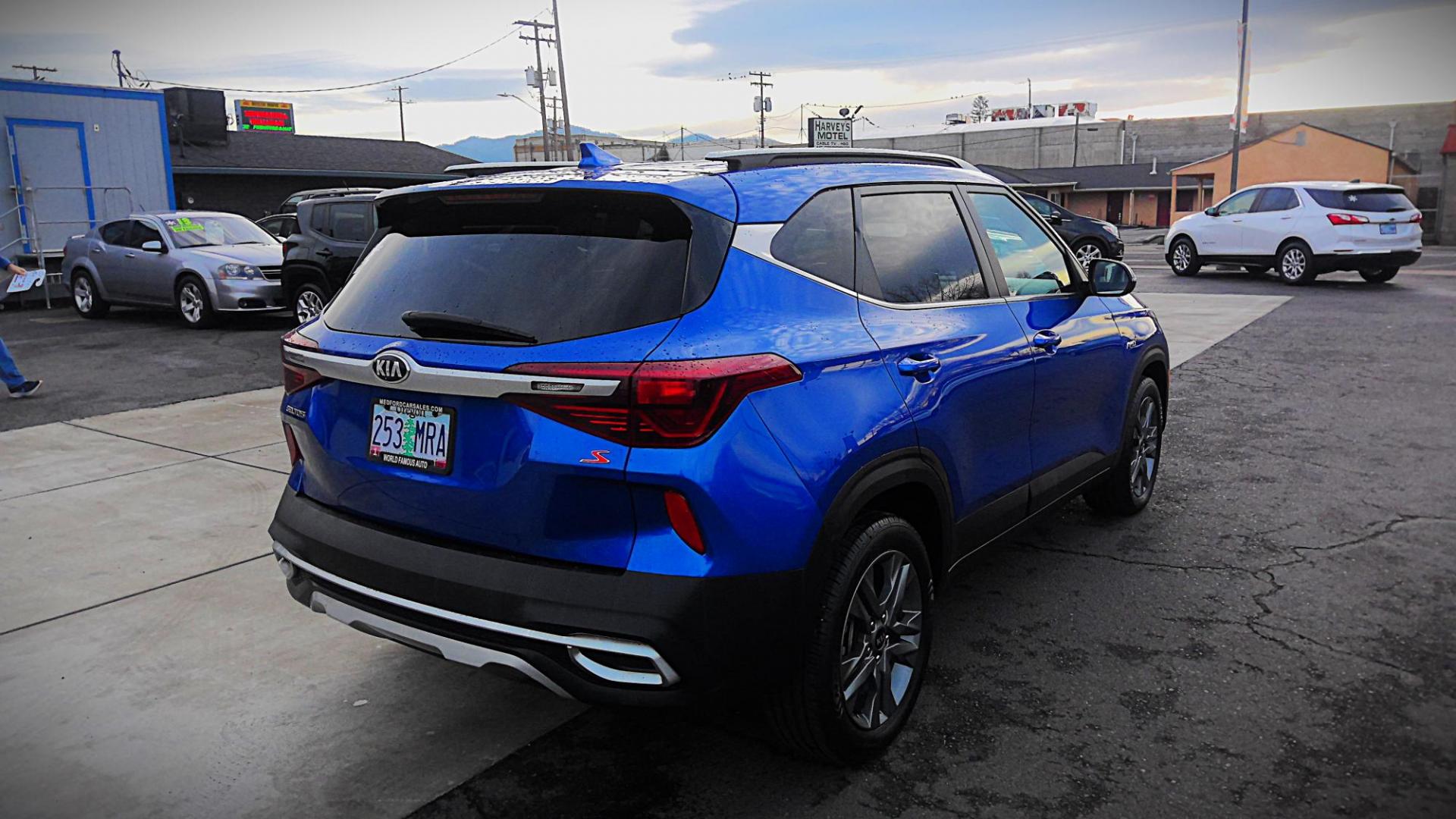 2021 BLUE Kia Seltos S AWD (KNDEUCAA0M7) with an 2.0L L4 DOHC 16V engine, CVT transmission, located at 502 S. Riverside Avenue, Medford, OR, 97501, (541) 773-3136, 42.322803, -122.867477 - Photo#3