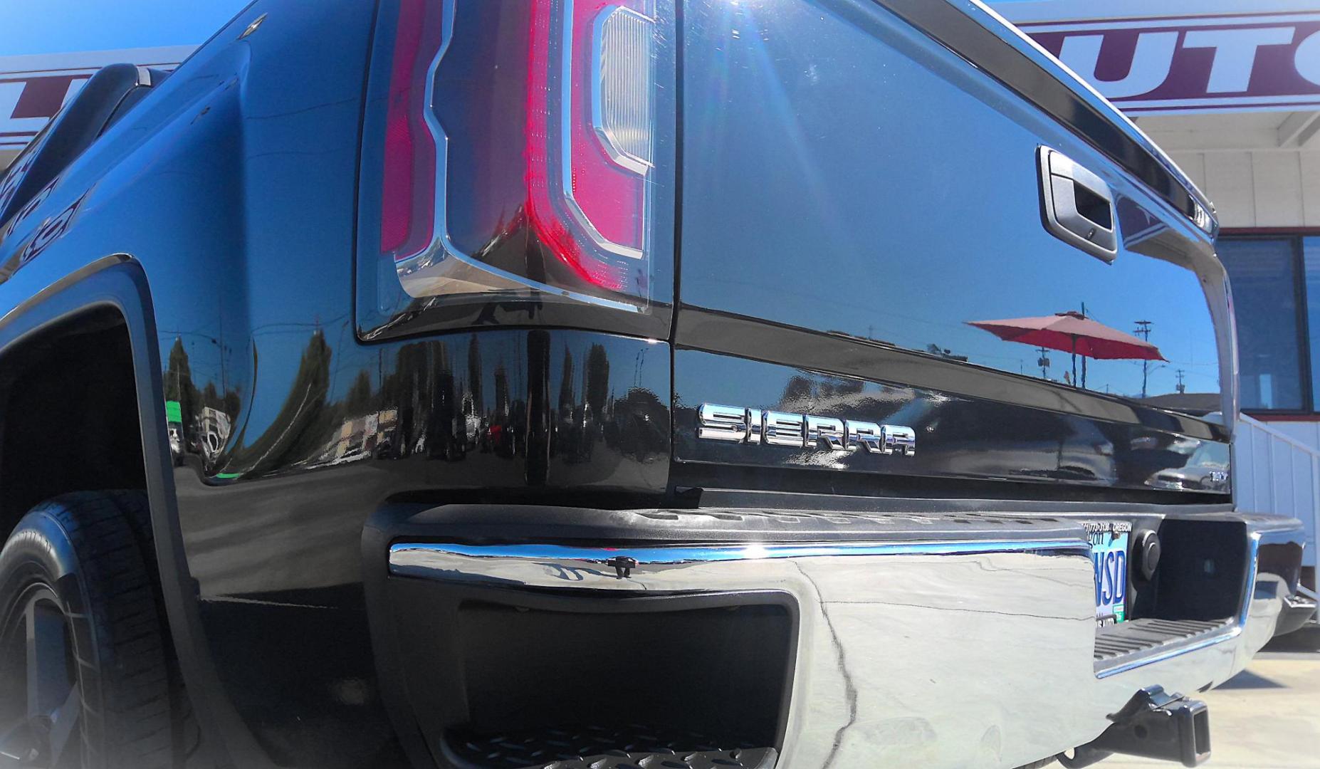 2018 BLACK GMC Sierra 1500 SLT Crew Cab Short Box 4WD (3GTU2NEC6JG) with an 5.3L V8 OHV 16V engine, 6A transmission, located at 502 S. Riverside Avenue, Medford, OR, 97501, (541) 773-3136, 42.322803, -122.867477 - Photo#3