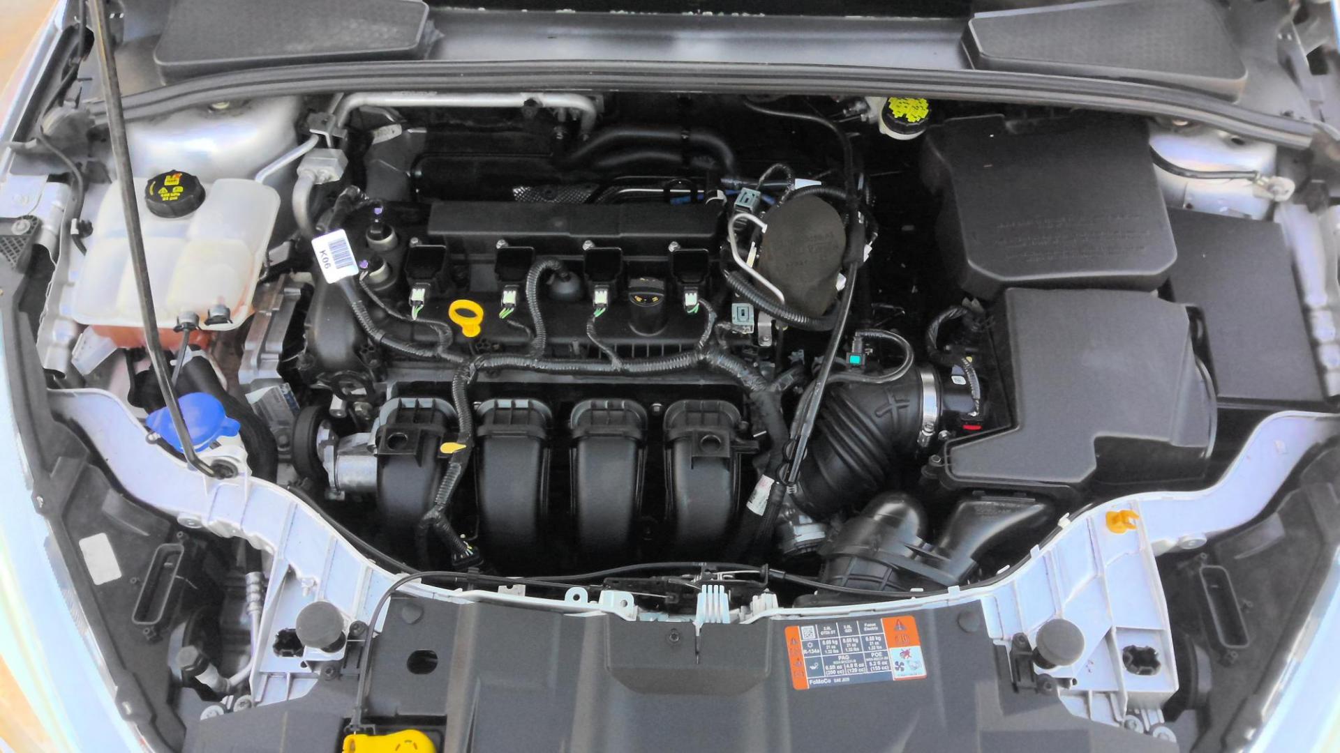 2015 SILVER Ford Focus S Sedan (1FADP3E26FL) with an 2.0L L4 DOHC 16V engine, 5-Speed Manual transmission, located at 502 S. Riverside Avenue, Medford, OR, 97501, (541) 773-3136, 42.322803, -122.867477 - Photo#8