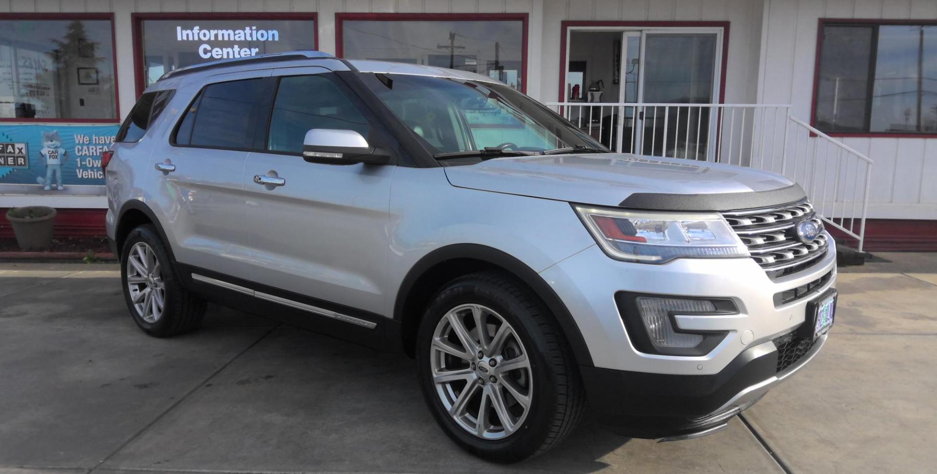 2017 GRAY Ford Explorer Limited 4WD (1FM5K8F88HG) with an 3.5L V6 DOHC 24V engine, 6A transmission, located at 502 S. Riverside Avenue, Medford, OR, 97501, (541) 773-3136, 42.322803, -122.867477 - Photo#1