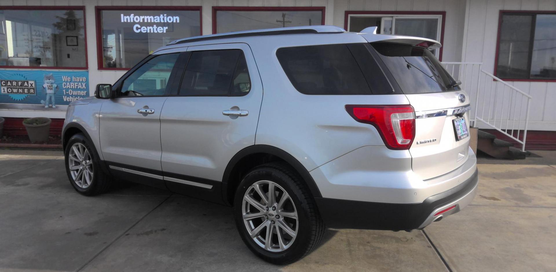 2017 GRAY Ford Explorer Limited 4WD (1FM5K8F88HG) with an 3.5L V6 DOHC 24V engine, 6A transmission, located at 502 S. Riverside Avenue, Medford, OR, 97501, (541) 773-3136, 42.322803, -122.867477 - Photo#2