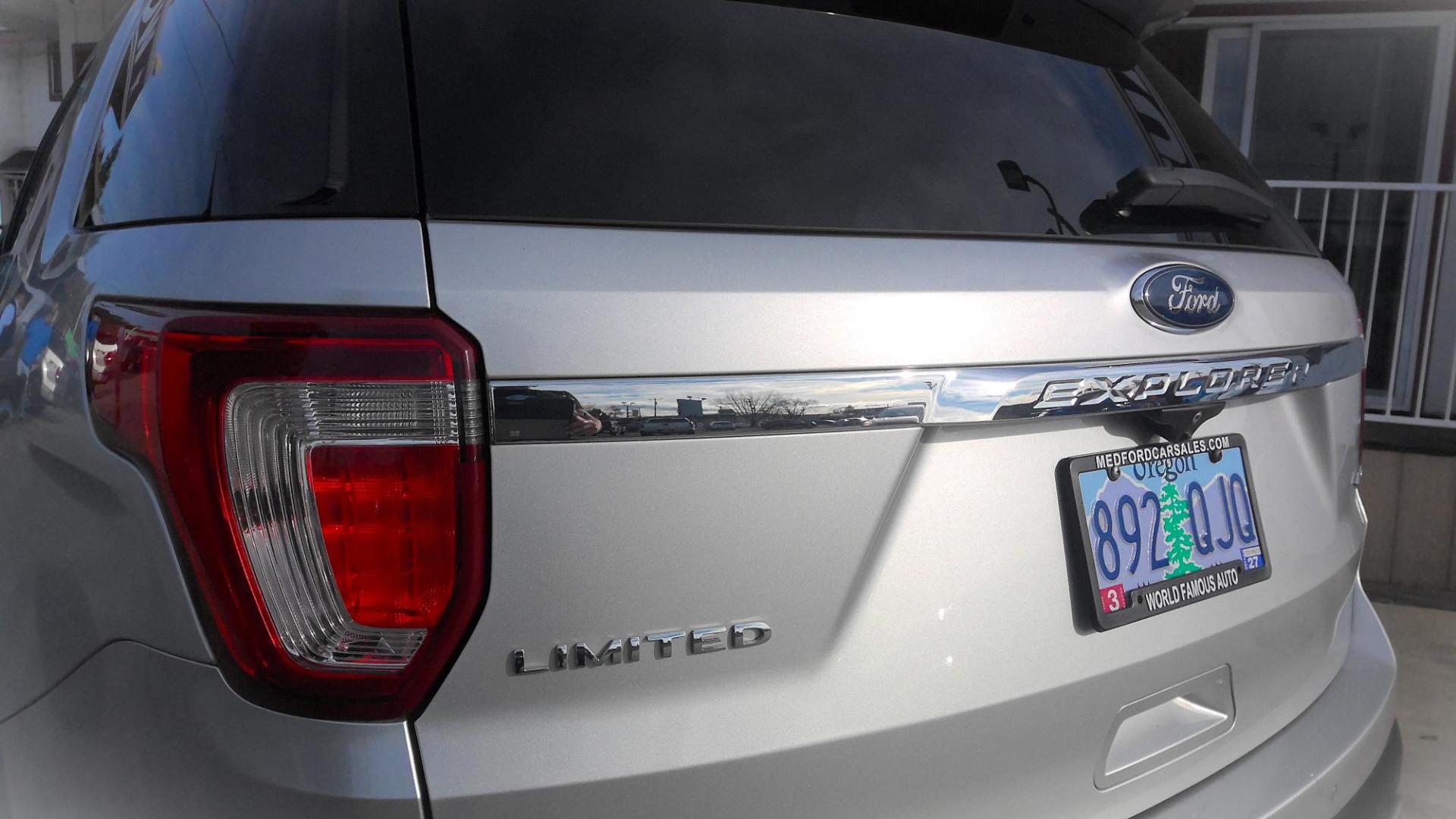 2017 GRAY Ford Explorer Limited 4WD (1FM5K8F88HG) with an 3.5L V6 DOHC 24V engine, 6A transmission, located at 502 S. Riverside Avenue, Medford, OR, 97501, (541) 773-3136, 42.322803, -122.867477 - Photo#3