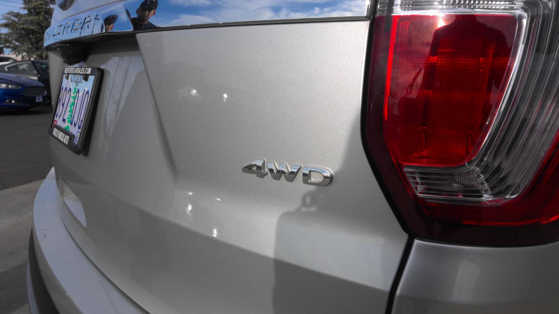 2017 GRAY Ford Explorer Limited 4WD (1FM5K8F88HG) with an 3.5L V6 DOHC 24V engine, 6A transmission, located at 502 S. Riverside Avenue, Medford, OR, 97501, (541) 773-3136, 42.322803, -122.867477 - Photo#4