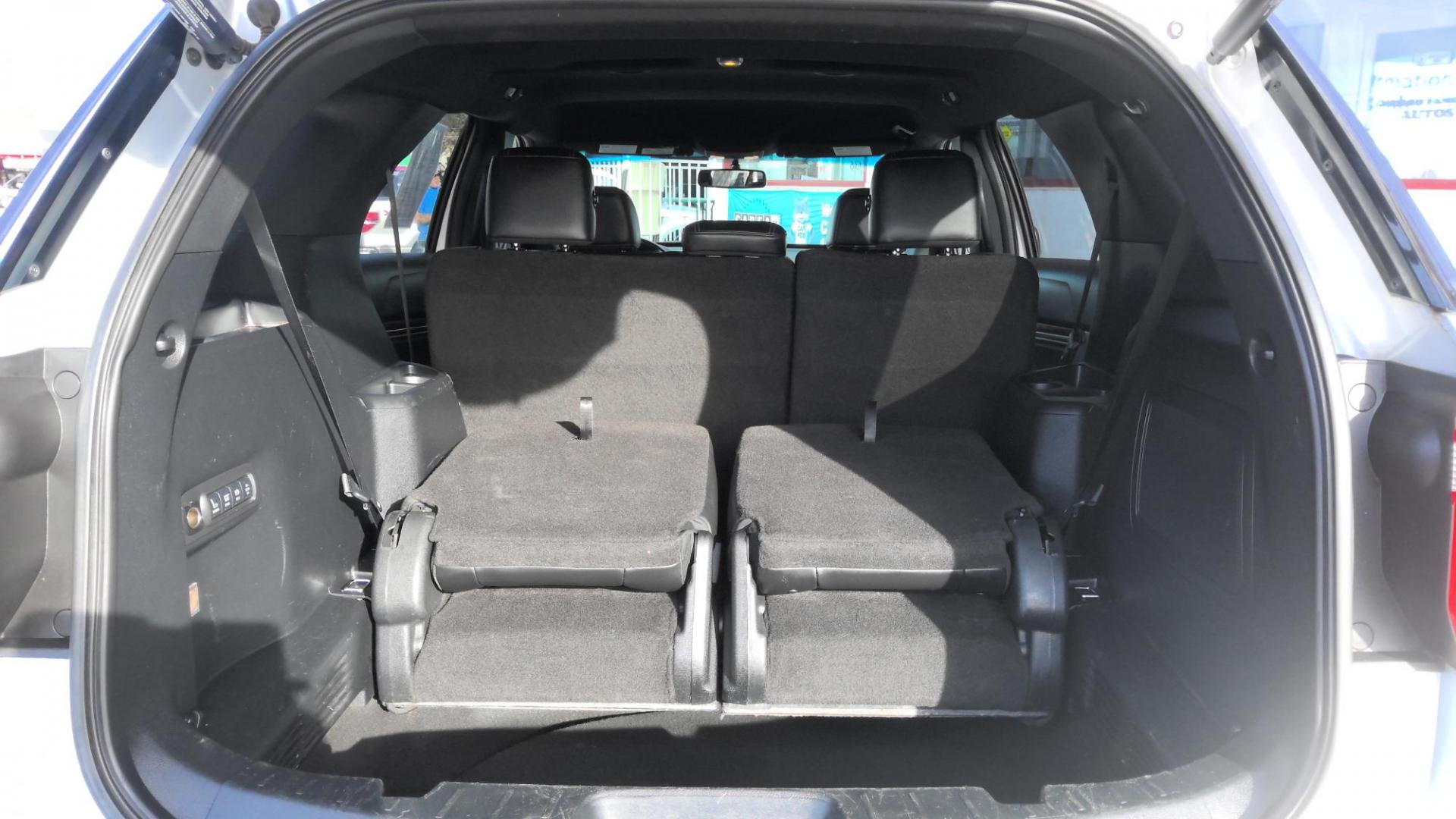 2017 GRAY Ford Explorer Limited 4WD (1FM5K8F88HG) with an 3.5L V6 DOHC 24V engine, 6A transmission, located at 502 S. Riverside Avenue, Medford, OR, 97501, (541) 773-3136, 42.322803, -122.867477 - Photo#6