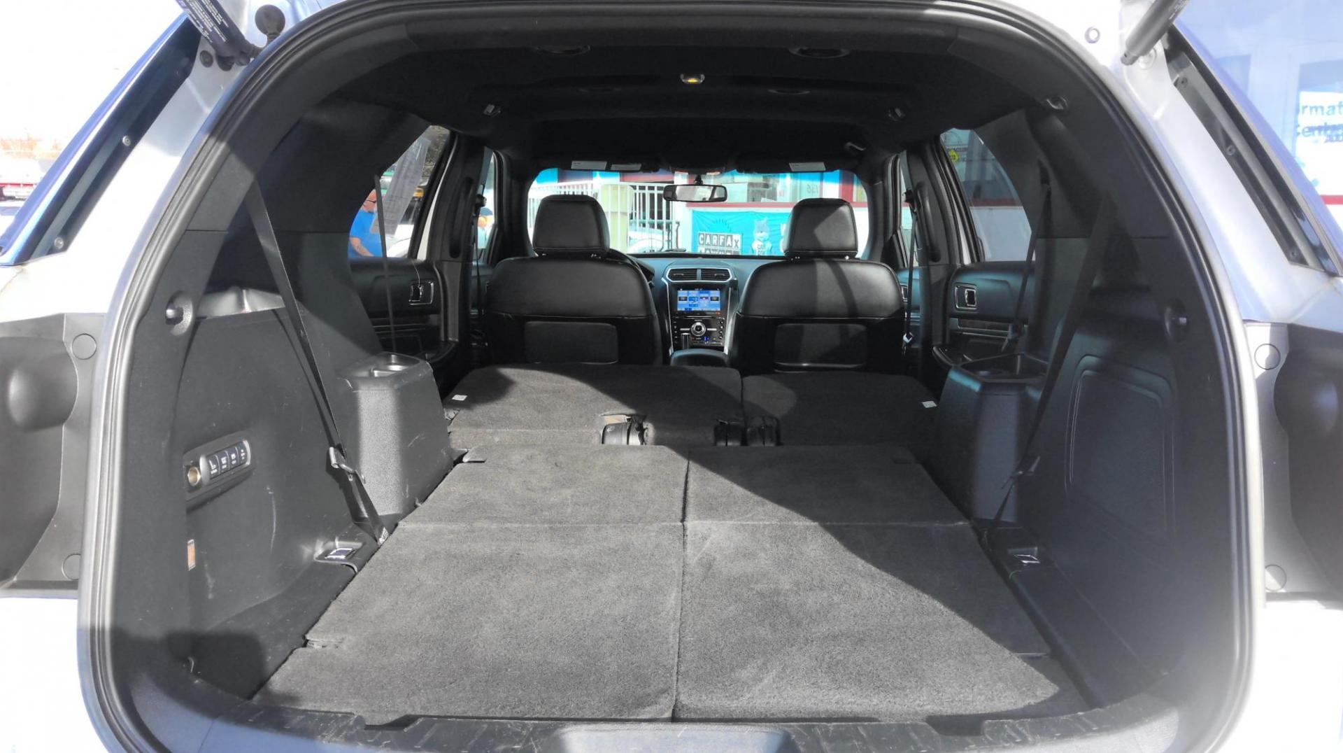 2017 GRAY Ford Explorer Limited 4WD (1FM5K8F88HG) with an 3.5L V6 DOHC 24V engine, 6A transmission, located at 502 S. Riverside Avenue, Medford, OR, 97501, (541) 773-3136, 42.322803, -122.867477 - Photo#8