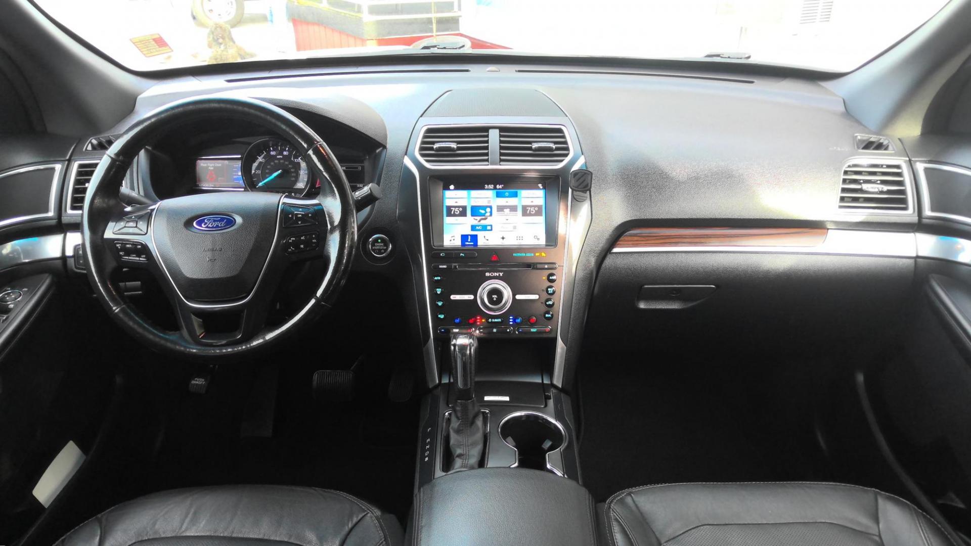 2017 GRAY Ford Explorer Limited 4WD (1FM5K8F88HG) with an 3.5L V6 DOHC 24V engine, 6A transmission, located at 502 S. Riverside Avenue, Medford, OR, 97501, (541) 773-3136, 42.322803, -122.867477 - Photo#13