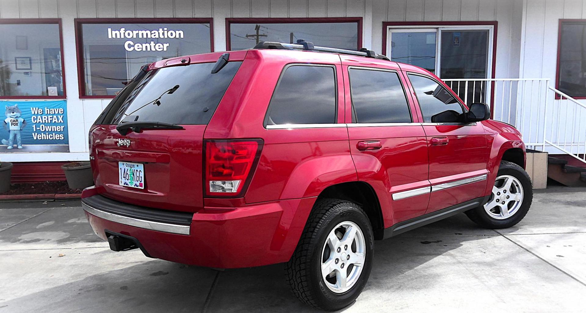 2005 RED Jeep Grand Cherokee Limited 4WD (1J4HR58N85C) with an 4.7L V8 SOHC 16V engine, 5-Speed Automatic Overdrive transmission, located at 502 S. Riverside Avenue, Medford, OR, 97501, (541) 773-3136, 42.322803, -122.867477 - Photo#2