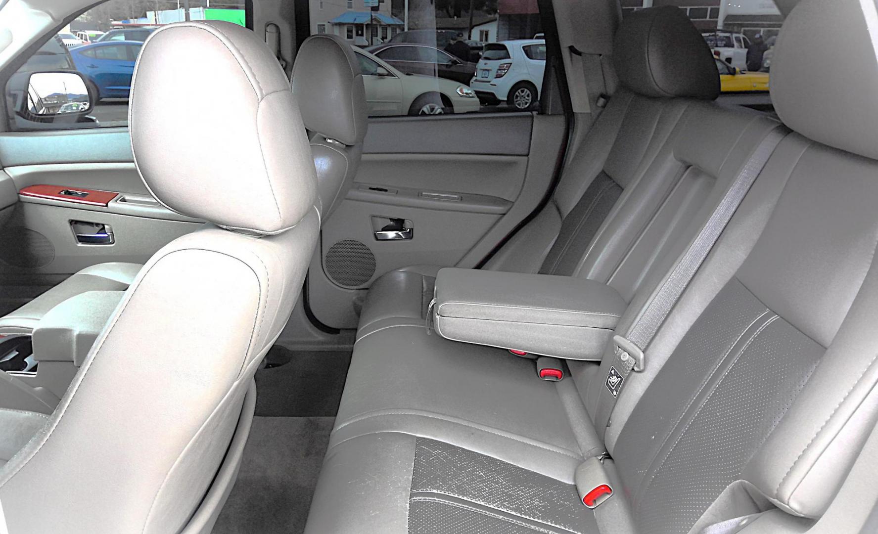 2005 RED Jeep Grand Cherokee Limited 4WD (1J4HR58N85C) with an 4.7L V8 SOHC 16V engine, 5-Speed Automatic Overdrive transmission, located at 502 S. Riverside Avenue, Medford, OR, 97501, (541) 773-3136, 42.322803, -122.867477 - Photo#8