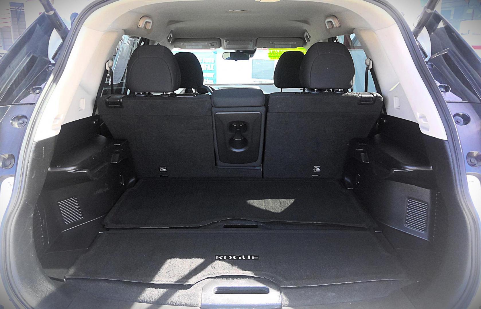 2020 WHITE Nissan Rogue S AWD (KNMAT2MV2LP) with an 2.5L L4 DOHC 16V engine, CVT transmission, located at 502 S. Riverside Avenue, Medford, OR, 97501, (541) 773-3136, 42.322803, -122.867477 - Photo#4