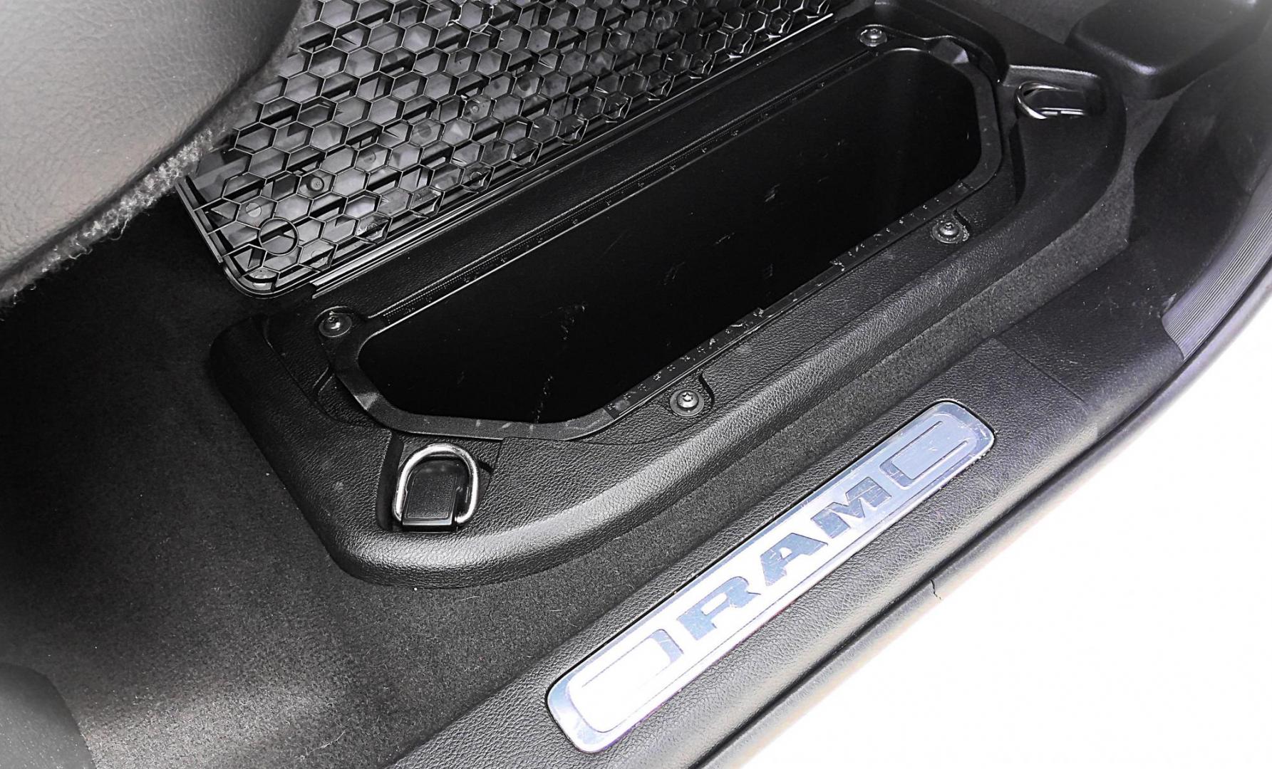 2020 WHITE RAM 1500 Laramie Crew Cab SWB 4WD (1C6SRFJT4LN) with an 5.7L V8 OHV 16V engine, 8A transmission, located at 502 S. Riverside Avenue, Medford, OR, 97501, (541) 773-3136, 42.322803, -122.867477 - Photo#4