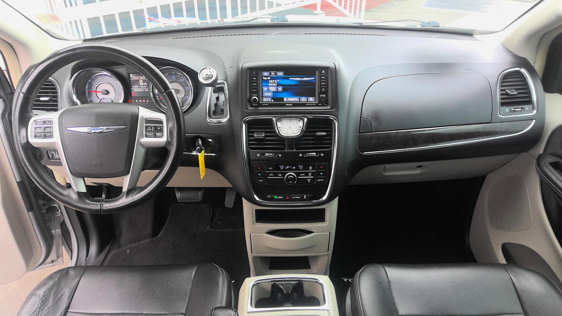 2016 GRAY Chrysler Town and Country Touring (2C4RC1BG9GR) with an 3.6L V6 DOHC 24V engine, 6A transmission, located at 502 S. Riverside Avenue, Medford, OR, 97501, (541) 773-3136, 42.322803, -122.867477 - Photo#9