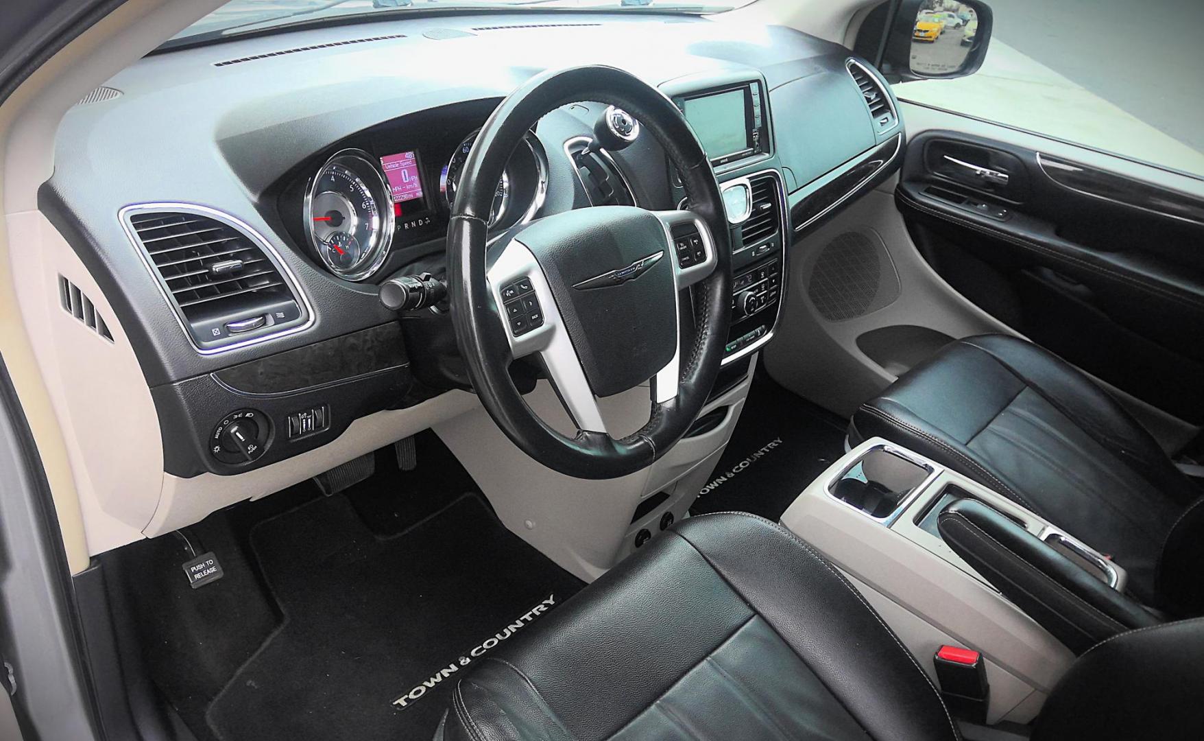 2016 GRAY Chrysler Town and Country Touring (2C4RC1BG9GR) with an 3.6L V6 DOHC 24V engine, 6A transmission, located at 502 S. Riverside Avenue, Medford, OR, 97501, (541) 773-3136, 42.322803, -122.867477 - Photo#10