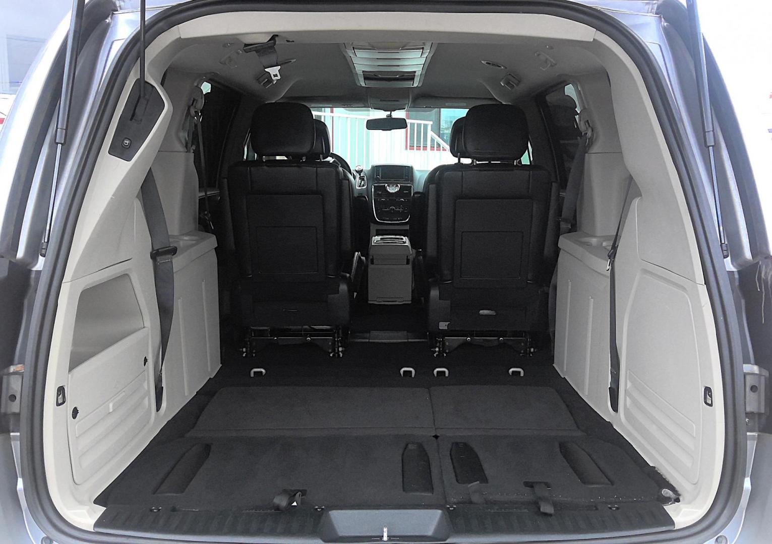 2016 GRAY Chrysler Town and Country Touring (2C4RC1BG9GR) with an 3.6L V6 DOHC 24V engine, 6A transmission, located at 502 S. Riverside Avenue, Medford, OR, 97501, (541) 773-3136, 42.322803, -122.867477 - Photo#4