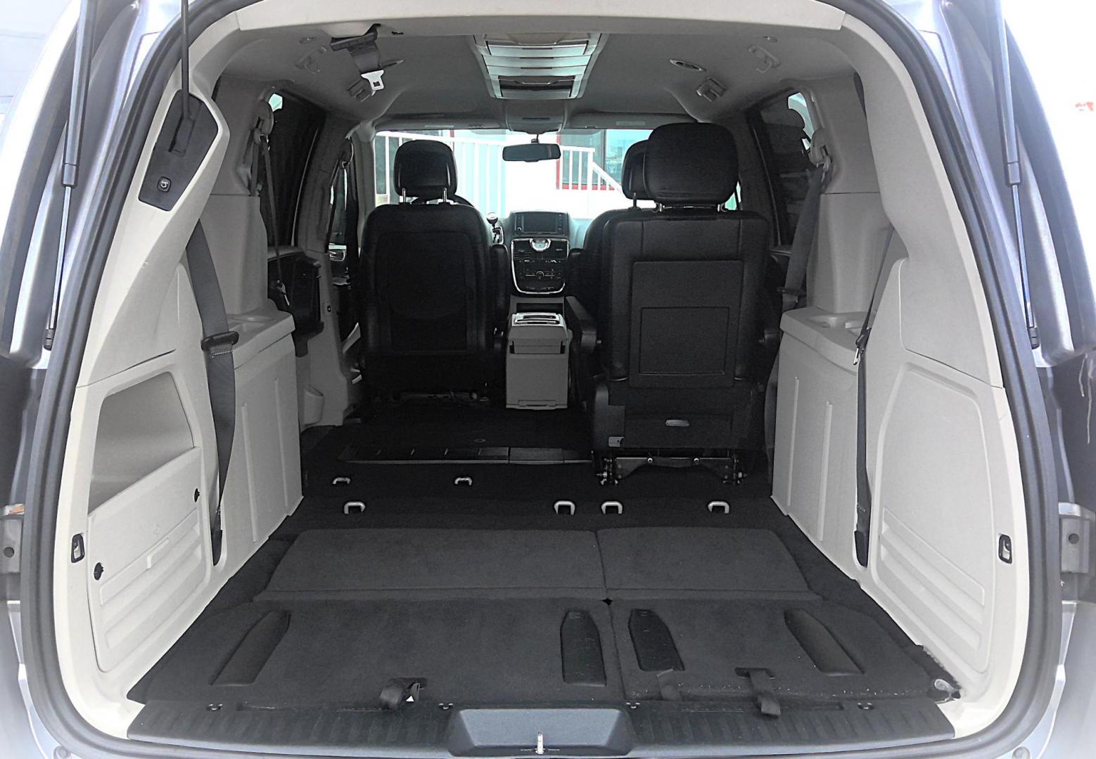 2016 GRAY Chrysler Town and Country Touring (2C4RC1BG9GR) with an 3.6L V6 DOHC 24V engine, 6A transmission, located at 502 S. Riverside Avenue, Medford, OR, 97501, (541) 773-3136, 42.322803, -122.867477 - Photo#5