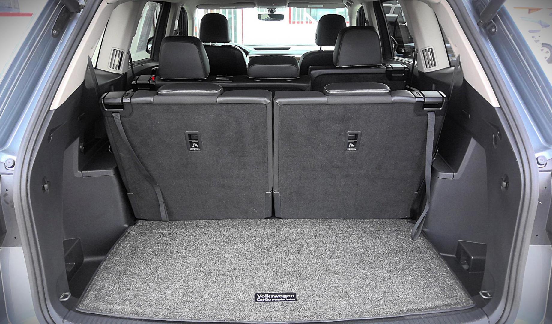 2021 GRAY Volkswagen Atlas SE 4MOTION (1V2LP2CA8MC) with an 2.0L L4 DOHC 16V engine, 8A transmission, located at 502 S. Riverside Avenue, Medford, OR, 97501, (541) 773-3136, 42.322803, -122.867477 - Photo#3