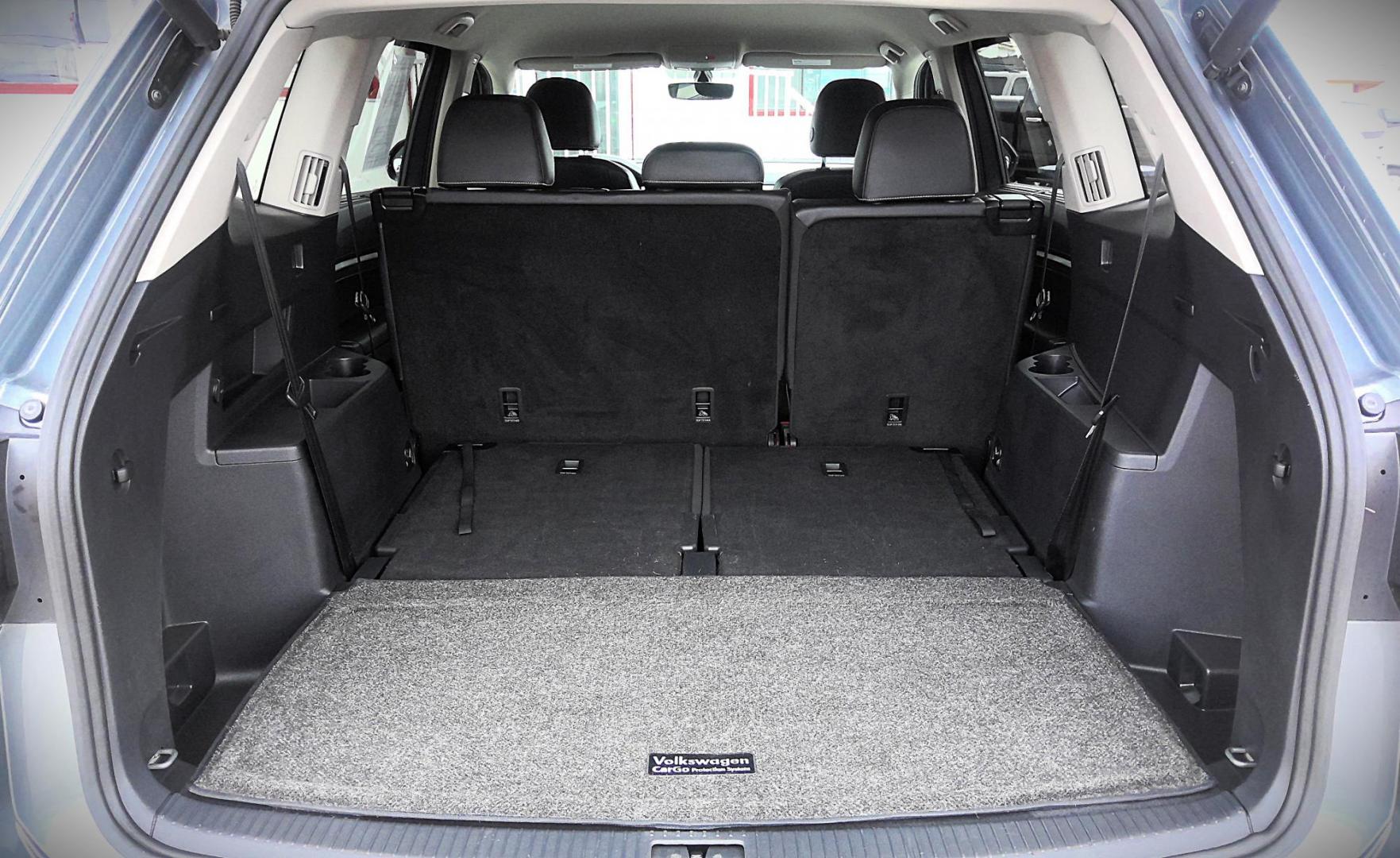 2021 GRAY Volkswagen Atlas SE 4MOTION (1V2LP2CA8MC) with an 2.0L L4 DOHC 16V engine, 8A transmission, located at 502 S. Riverside Avenue, Medford, OR, 97501, (541) 773-3136, 42.322803, -122.867477 - Photo#4