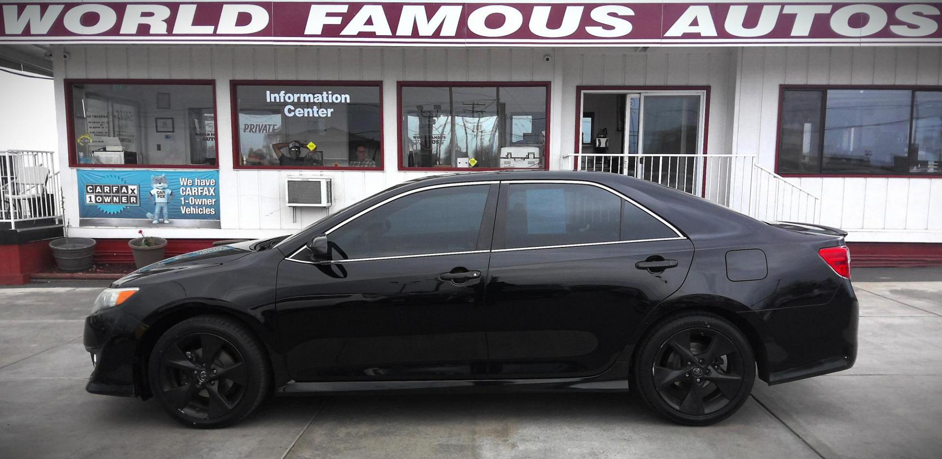 2014 BLACK Toyota Camry SE (4T1BF1FK8EU) with an 2.5L L4 DOHC 16V engine, 6-Speed Automatic transmission, located at 502 S. Riverside Avenue, Medford, OR, 97501, (541) 773-3136, 42.322803, -122.867477 - Photo#0