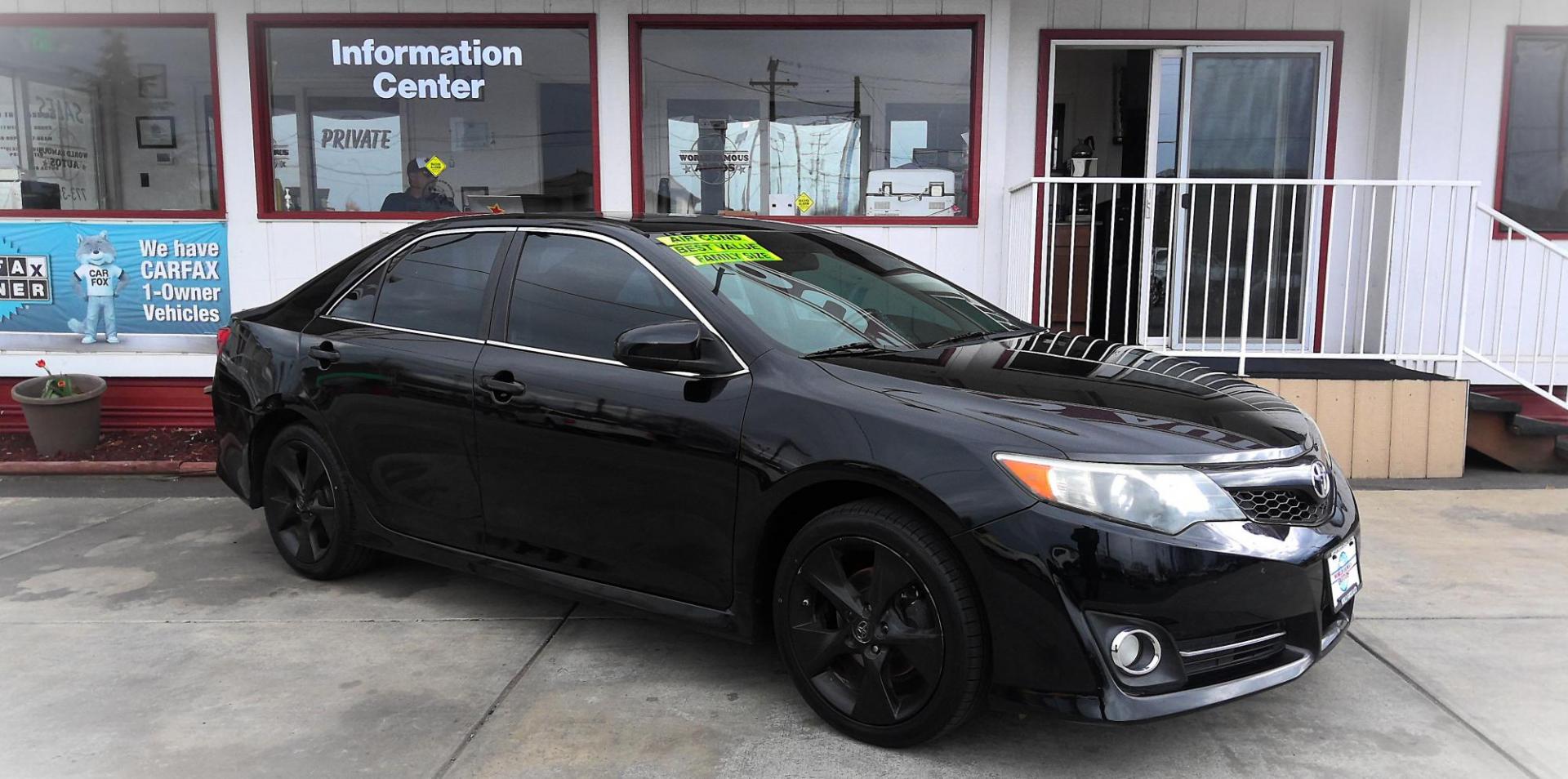 2014 BLACK Toyota Camry SE (4T1BF1FK8EU) with an 2.5L L4 DOHC 16V engine, 6-Speed Automatic transmission, located at 502 S. Riverside Avenue, Medford, OR, 97501, (541) 773-3136, 42.322803, -122.867477 - Photo#1