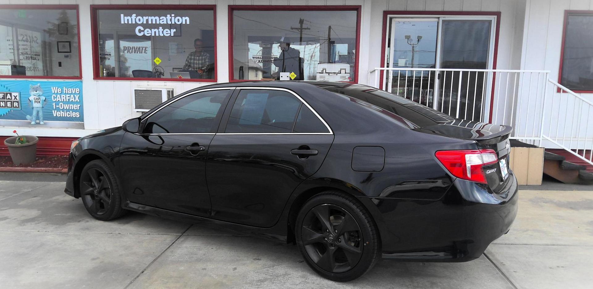 2014 BLACK Toyota Camry SE (4T1BF1FK8EU) with an 2.5L L4 DOHC 16V engine, 6-Speed Automatic transmission, located at 502 S. Riverside Avenue, Medford, OR, 97501, (541) 773-3136, 42.322803, -122.867477 - Photo#2