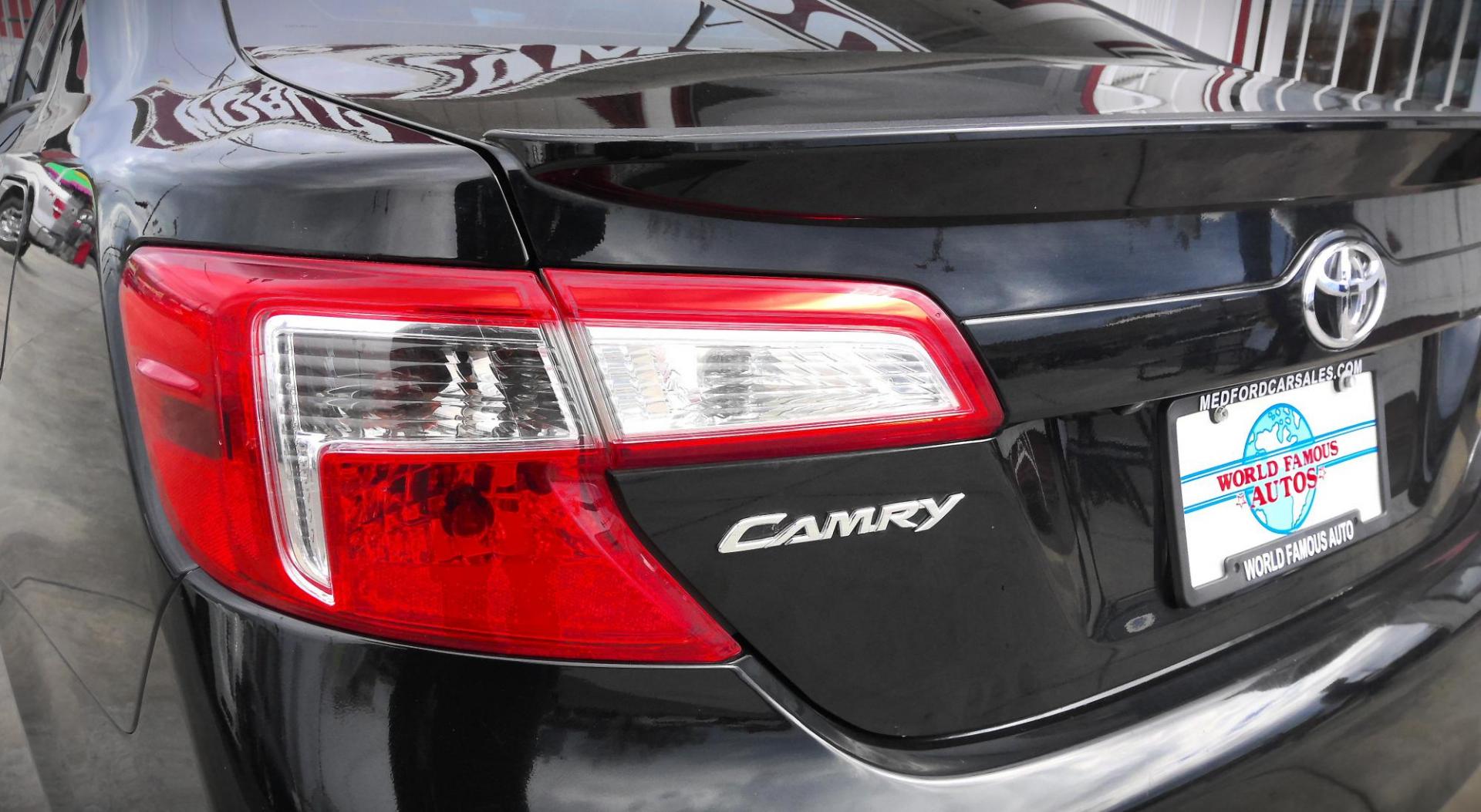 2014 BLACK Toyota Camry SE (4T1BF1FK8EU) with an 2.5L L4 DOHC 16V engine, 6-Speed Automatic transmission, located at 502 S. Riverside Avenue, Medford, OR, 97501, (541) 773-3136, 42.322803, -122.867477 - Photo#3