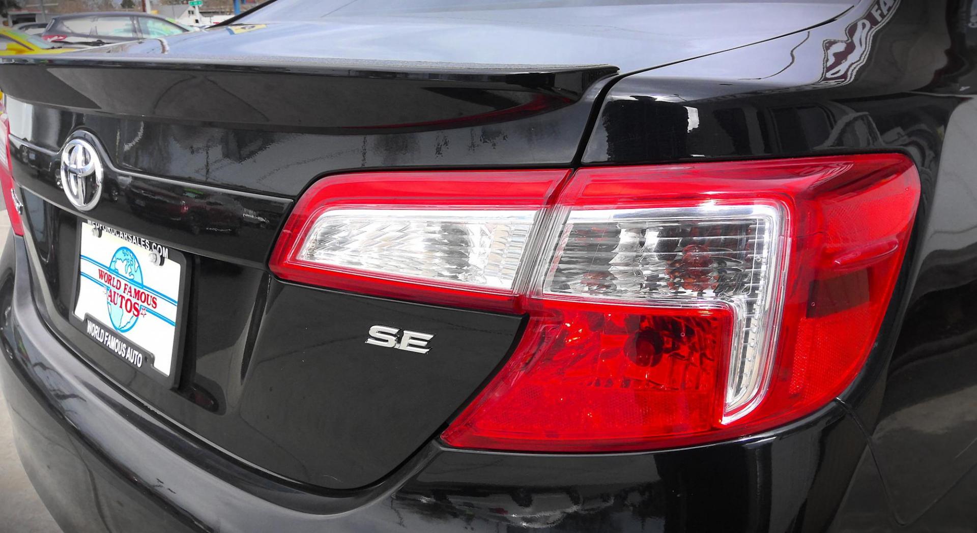 2014 BLACK Toyota Camry SE (4T1BF1FK8EU) with an 2.5L L4 DOHC 16V engine, 6-Speed Automatic transmission, located at 502 S. Riverside Avenue, Medford, OR, 97501, (541) 773-3136, 42.322803, -122.867477 - Photo#4