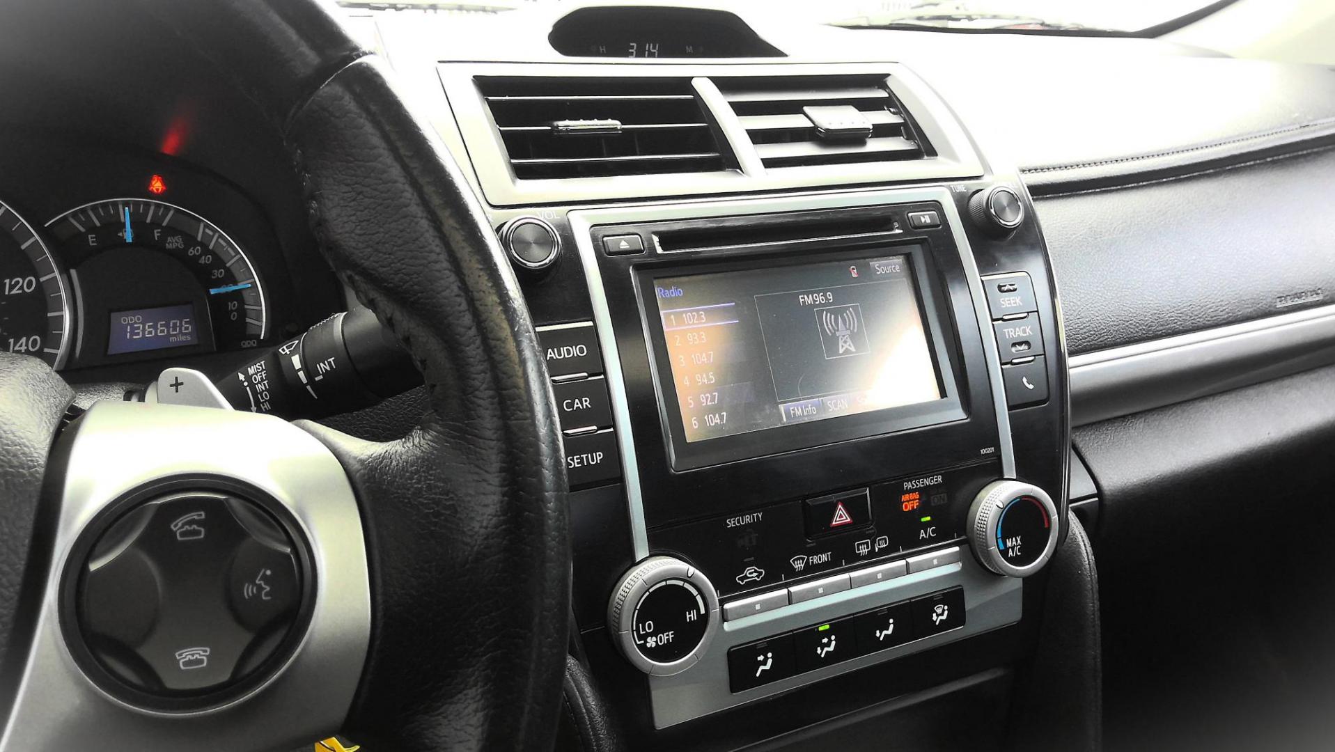 2014 BLACK Toyota Camry SE (4T1BF1FK8EU) with an 2.5L L4 DOHC 16V engine, 6-Speed Automatic transmission, located at 502 S. Riverside Avenue, Medford, OR, 97501, (541) 773-3136, 42.322803, -122.867477 - Photo#7