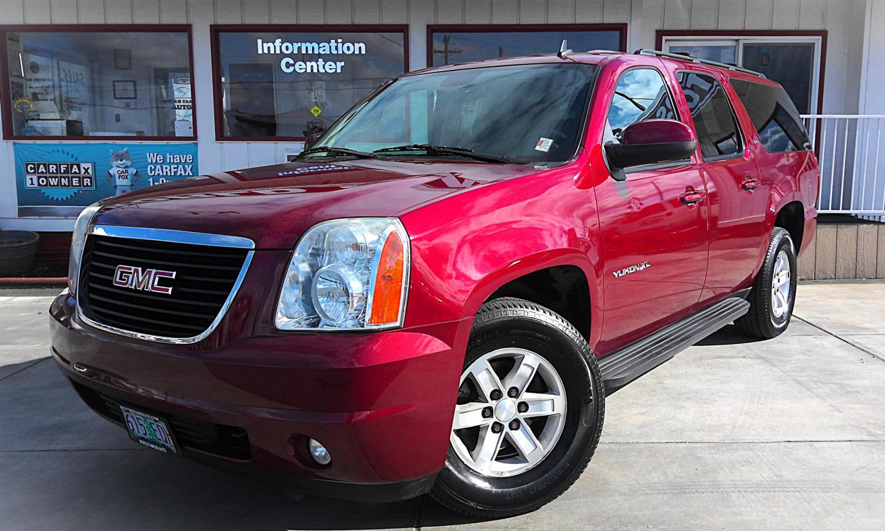 2010 RED GMC Yukon XL SLT-1 1/2 Ton 4WD (1GKUKKE32AR) with an 5.3L V8 OHV 16V FFV engine, 4-Speed Automatic transmission, located at 502 S. Riverside Avenue, Medford, OR, 97501, (541) 773-3136, 42.322803, -122.867477 - Photo#1