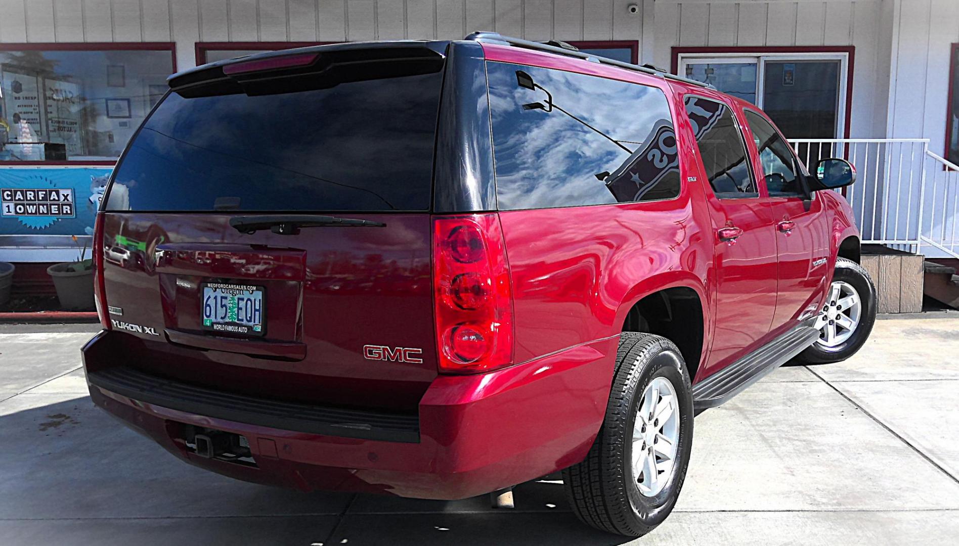 2010 RED GMC Yukon XL SLT-1 1/2 Ton 4WD (1GKUKKE32AR) with an 5.3L V8 OHV 16V FFV engine, 4-Speed Automatic transmission, located at 502 S. Riverside Avenue, Medford, OR, 97501, (541) 773-3136, 42.322803, -122.867477 - Photo#2
