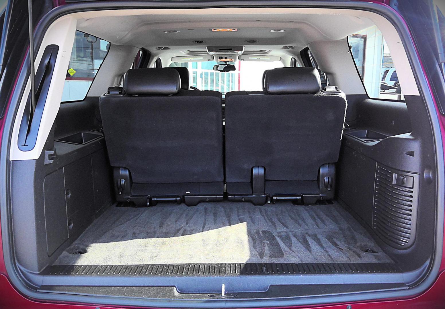 2010 RED GMC Yukon XL SLT-1 1/2 Ton 4WD (1GKUKKE32AR) with an 5.3L V8 OHV 16V FFV engine, 4-Speed Automatic transmission, located at 502 S. Riverside Avenue, Medford, OR, 97501, (541) 773-3136, 42.322803, -122.867477 - Photo#3