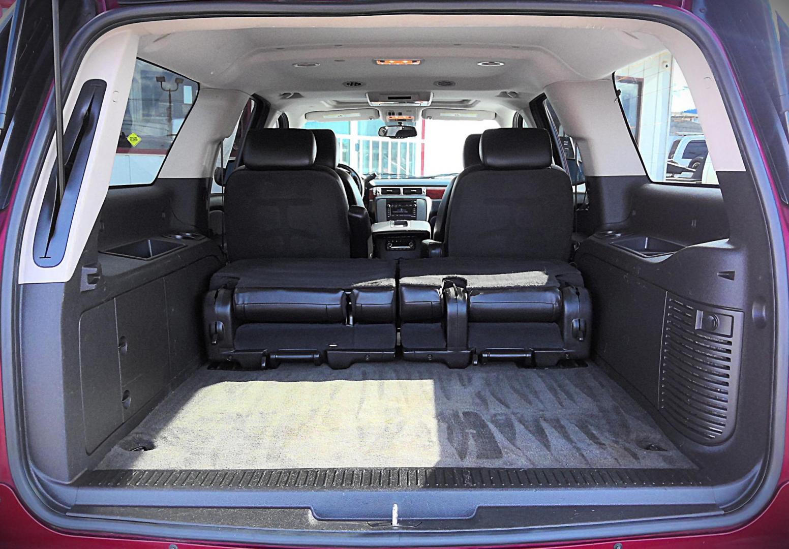 2010 RED GMC Yukon XL SLT-1 1/2 Ton 4WD (1GKUKKE32AR) with an 5.3L V8 OHV 16V FFV engine, 4-Speed Automatic transmission, located at 502 S. Riverside Avenue, Medford, OR, 97501, (541) 773-3136, 42.322803, -122.867477 - Photo#4