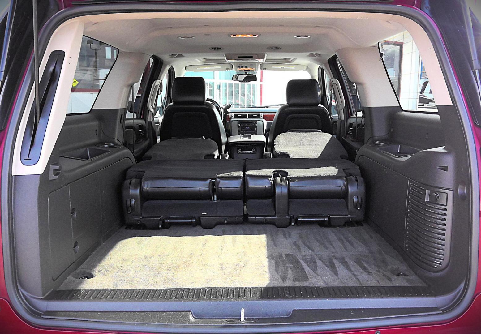 2010 RED GMC Yukon XL SLT-1 1/2 Ton 4WD (1GKUKKE32AR) with an 5.3L V8 OHV 16V FFV engine, 4-Speed Automatic transmission, located at 502 S. Riverside Avenue, Medford, OR, 97501, (541) 773-3136, 42.322803, -122.867477 - Photo#5