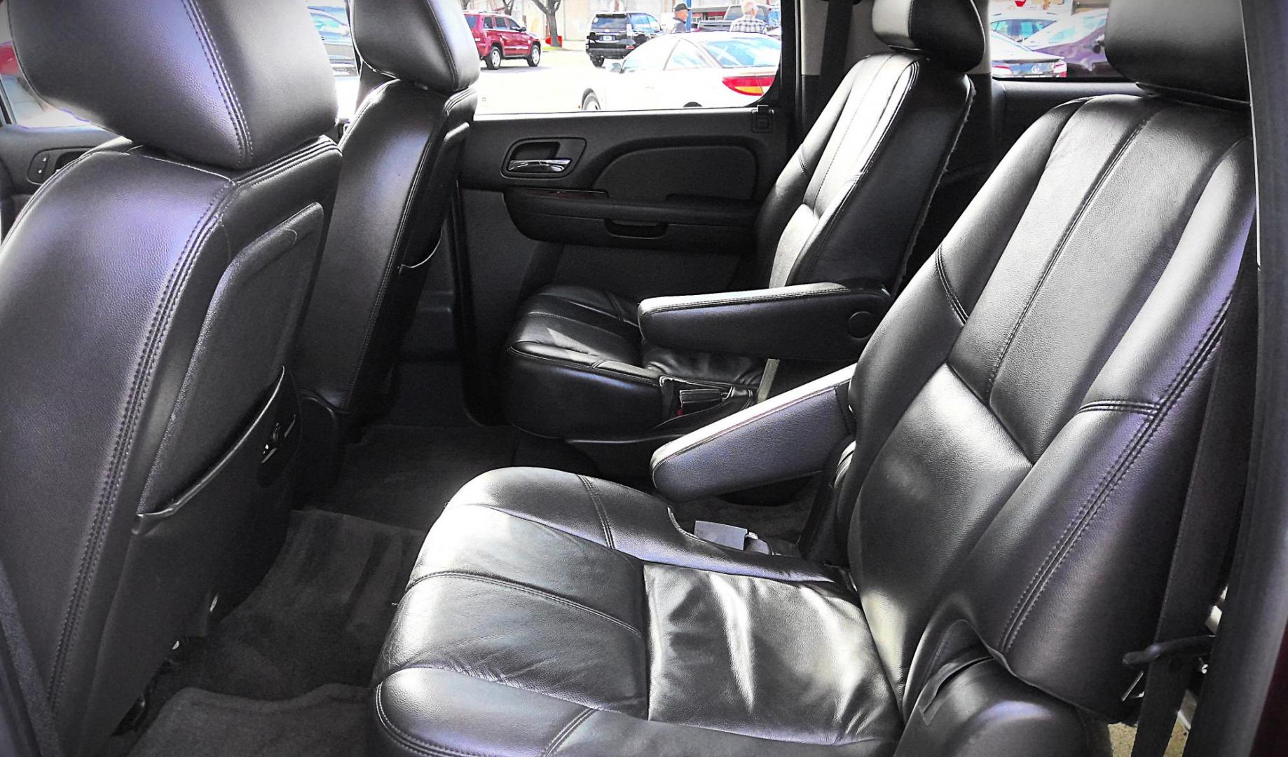 2010 RED GMC Yukon XL SLT-1 1/2 Ton 4WD (1GKUKKE32AR) with an 5.3L V8 OHV 16V FFV engine, 4-Speed Automatic transmission, located at 502 S. Riverside Avenue, Medford, OR, 97501, (541) 773-3136, 42.322803, -122.867477 - Photo#7