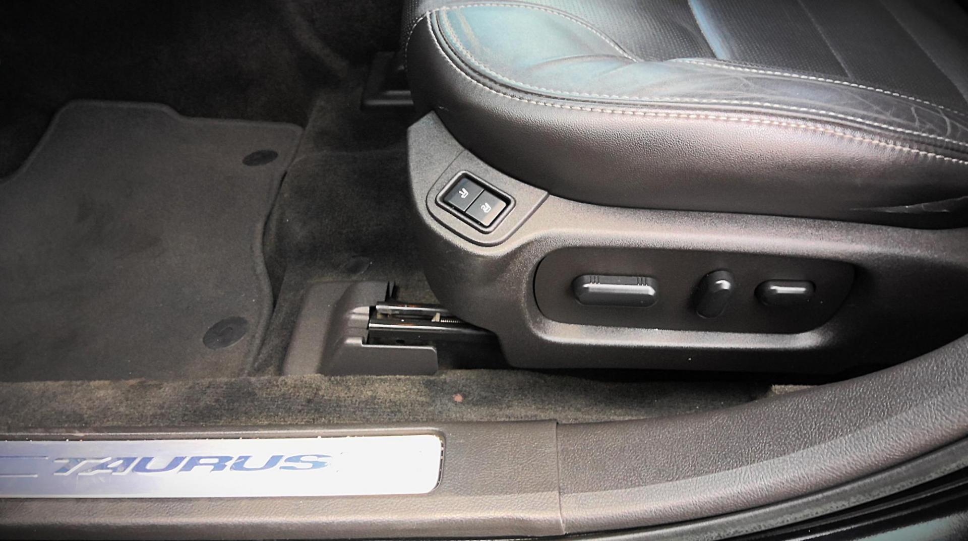 2016 BLACK Ford Taurus Limited FWD (1FAHP2F80GG) with an 3.5L V6 DOHC 24V engine, 6A transmission, located at 502 S. Riverside Avenue, Medford, OR, 97501, (541) 773-3136, 42.322803, -122.867477 - Photo#9